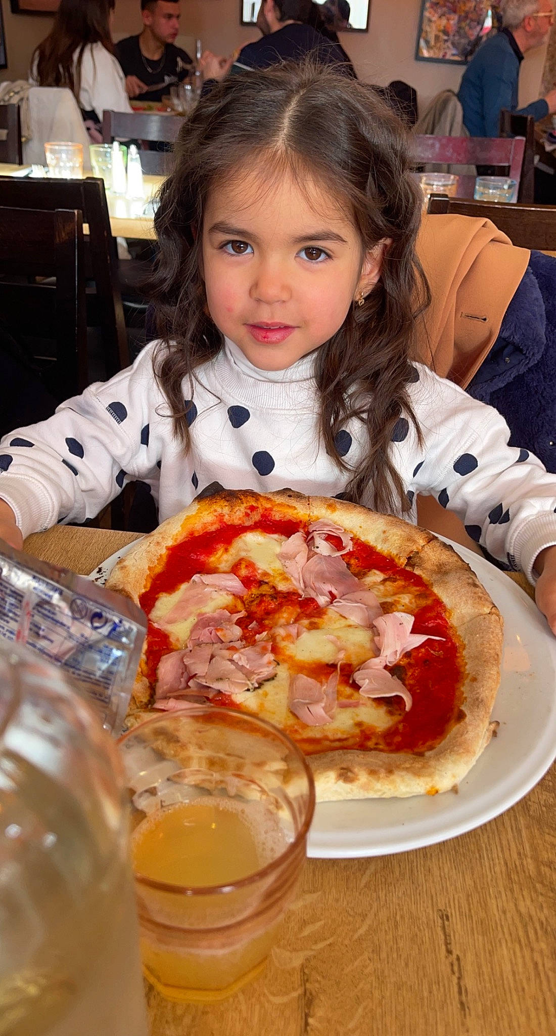 Juliana participe au concours pour gagner de l'argent avec cette photo : california_style_pizza, chair, comfort_food, cuisine, dish, event, fast_food, finger_food, food, food_craving, fork, ingredient, junk_food, person, pizza, plate, recipe, sharing, table, tableware