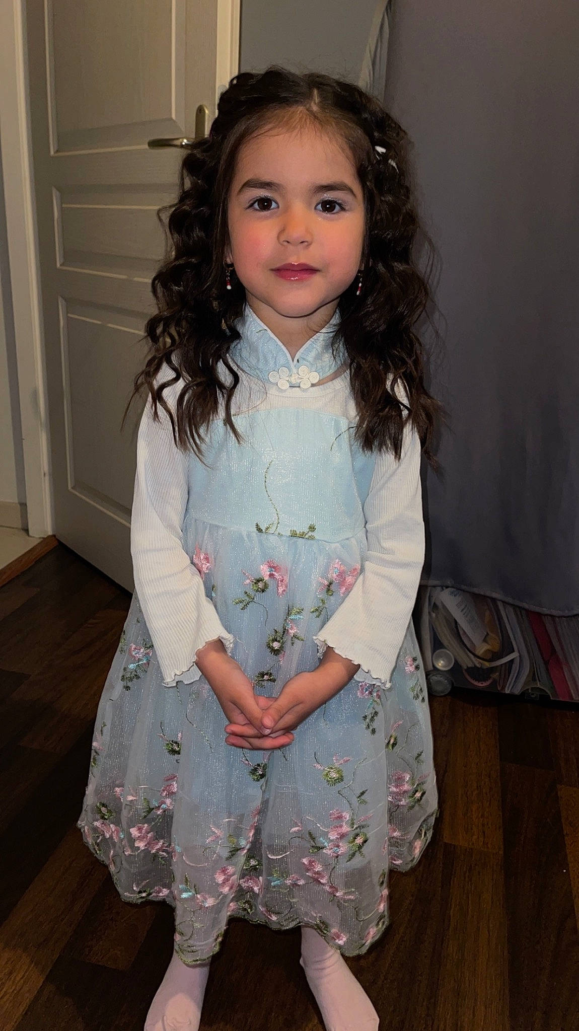 Juliana a rejoint le concours — aidez-le/la à gagner de superbes lots ! baby_toddler_clothing, black_hair, cheek, day_dress, door, dress, eye, fashion_design, hair, human_body, iris, joy, layered_hair, lip, long_hair, one_piece_garment, person, skin, sleeve, standing