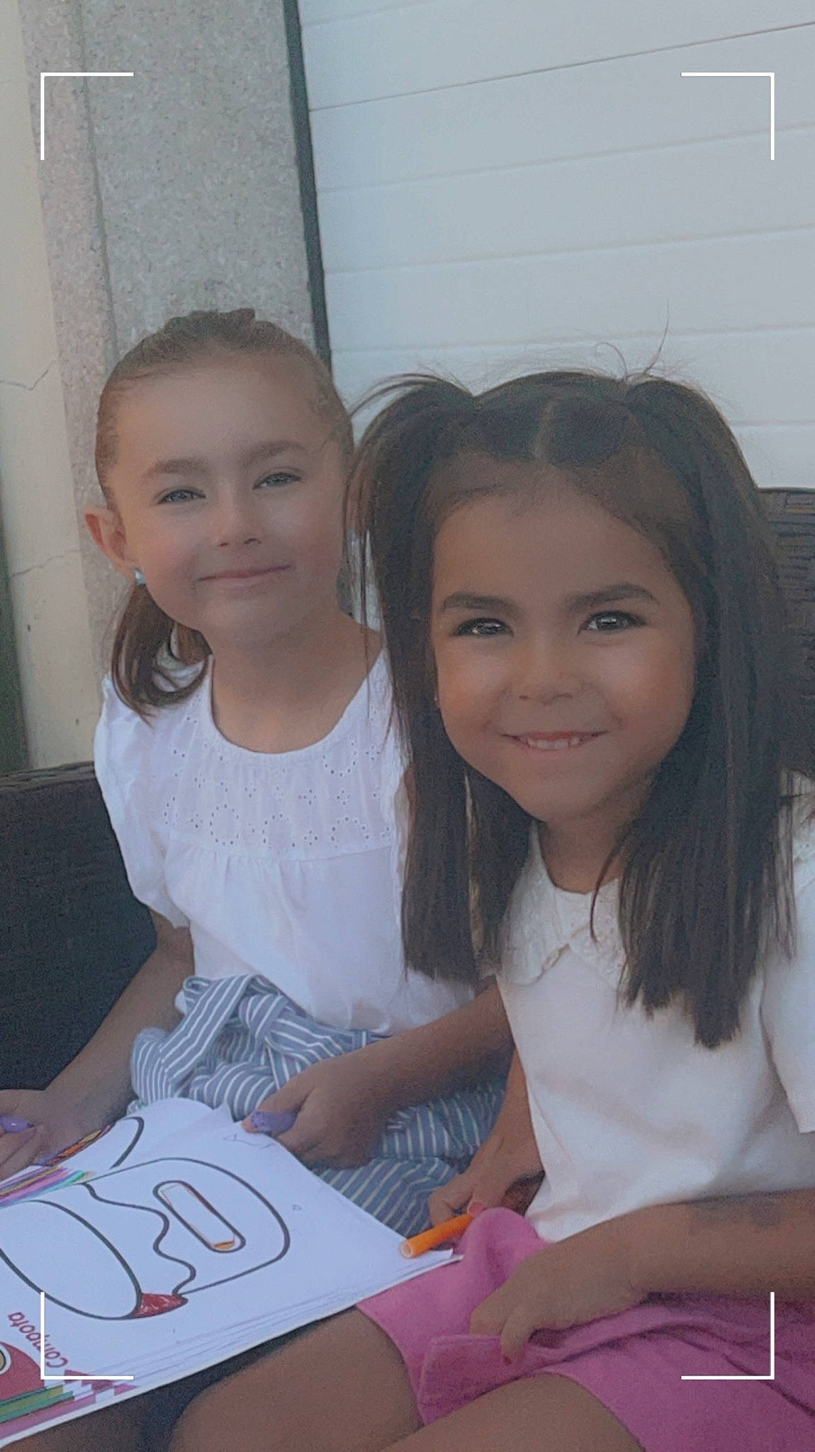 Juliana a rejoint le concours — aidez-le/la à gagner de superbes lots ! chair, child, desk, event, face, fashion_design, fun, hairstyle, handwriting, happy, homework, jewellery, joy, necklace, office_supplies, person, room, sitting, smile, t_shirt