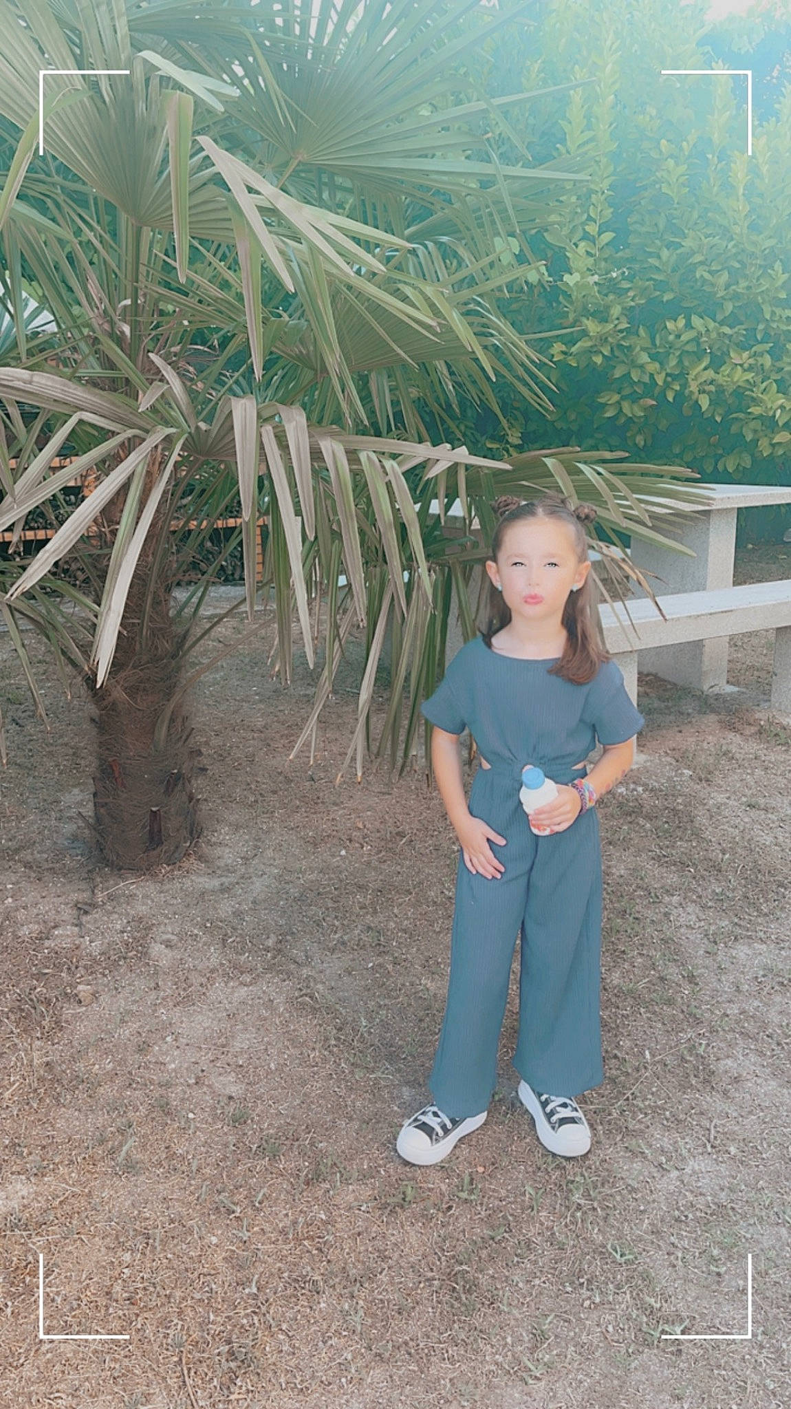 Layana a rejoint le concours — aidez-le/la à gagner de superbes lots ! arecales, bench, child, denim, electric_blue, fun, grass, grass_family, happy, landscape, leisure, people_in_nature, person, plant, sandal, soil, sweatpant, t_shirt, toddler, tree