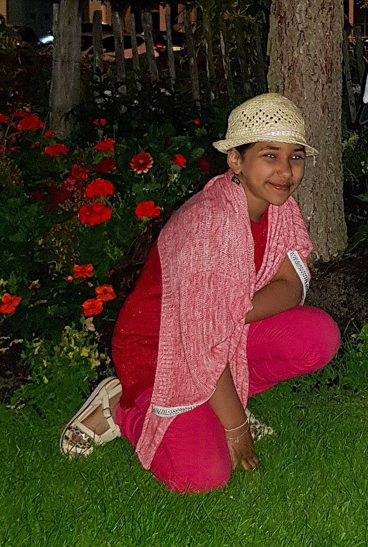 Rkilla a rejoint le concours — aidez-le/la à gagner de superbes lots ! adaptation, grass, headwear, joy, lawn, person, pink, sitting