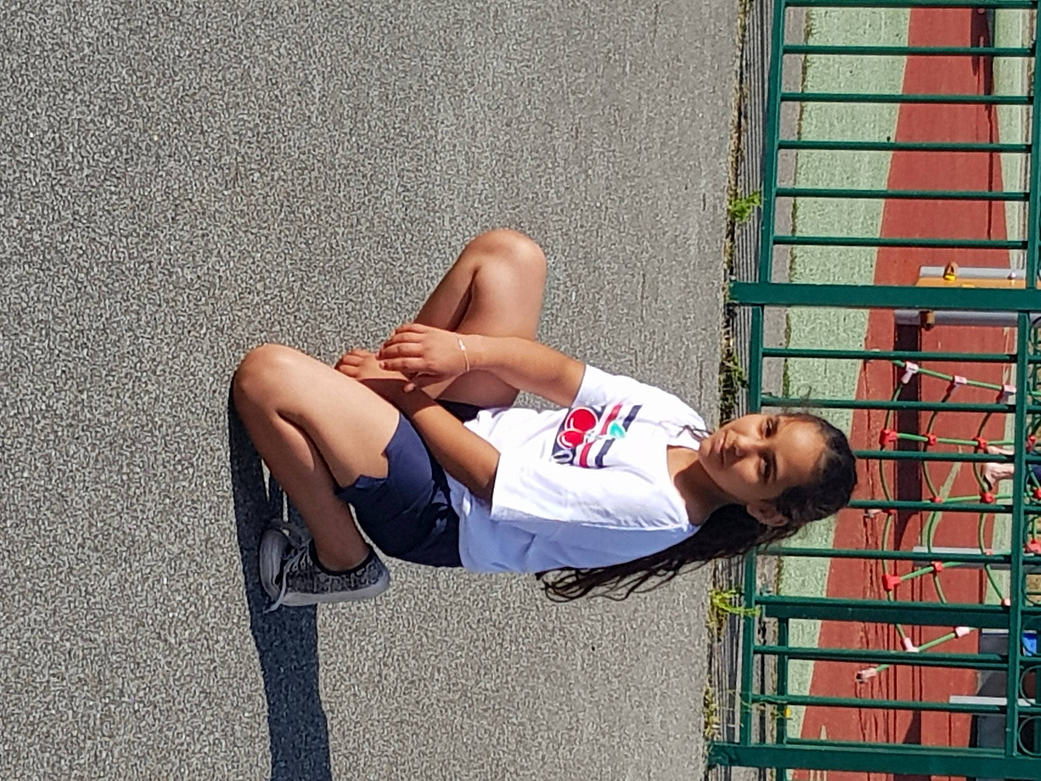 Rkilla a rejoint le concours — aidez-le/la à gagner de superbes lots ! abdomen, arm, barechested, elbow, human_leg, jeans, joint, knee, leg, model, muscle, person, photo_shoot, photography, sitting, street_fashion, t_shirt, trunk