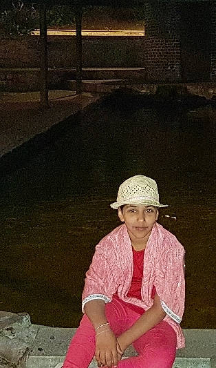 Rkilla participe au concours pour gagner de l'argent avec cette photo : headgear, headwear, joy, person, sitting