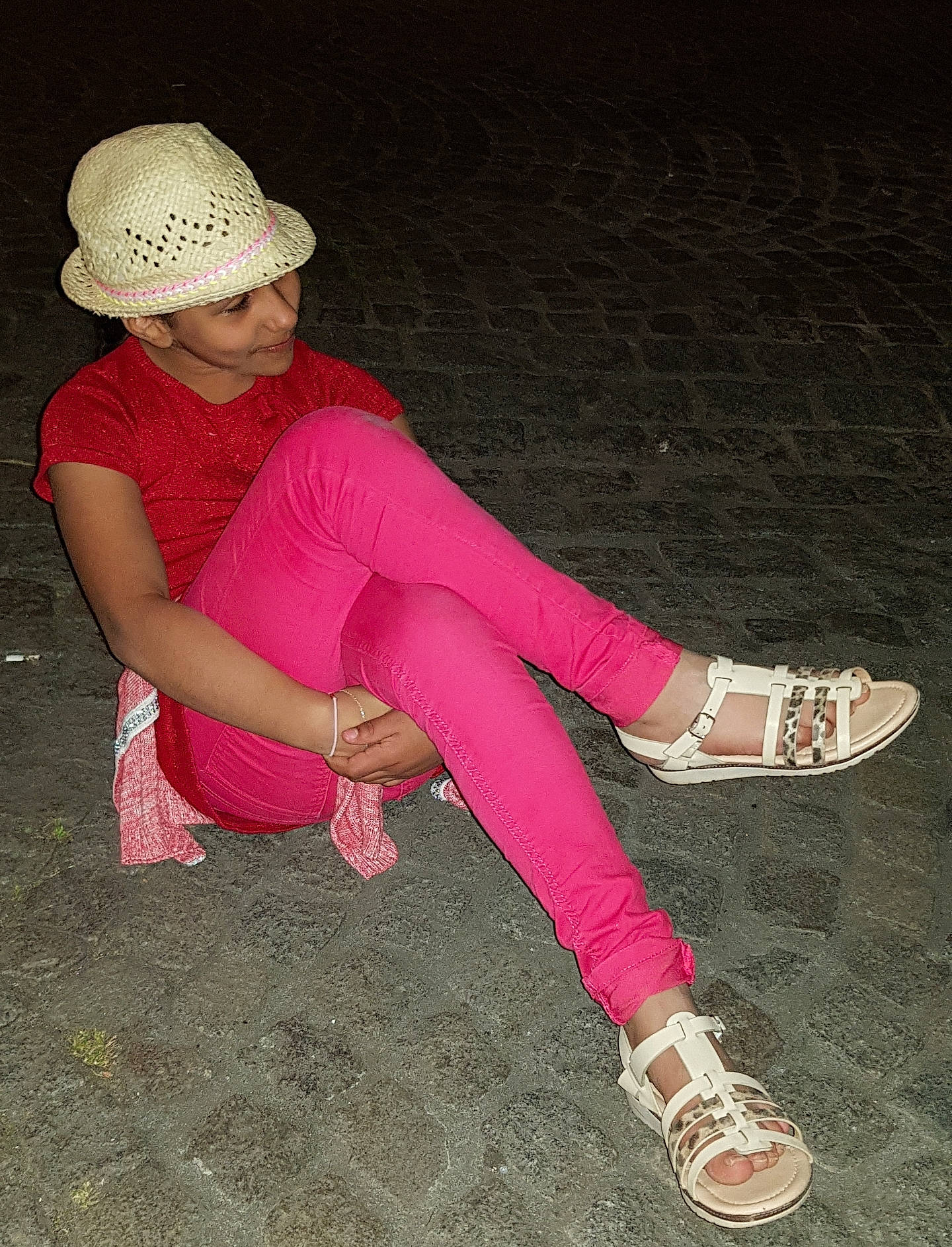 Rkilla a rejoint le concours — aidez-le/la à gagner de superbes lots ! fashion_accessory, footwear, hat, headgear, headwear, human_leg, jeans, knee, leg, magenta, person, pink, shoe, tights