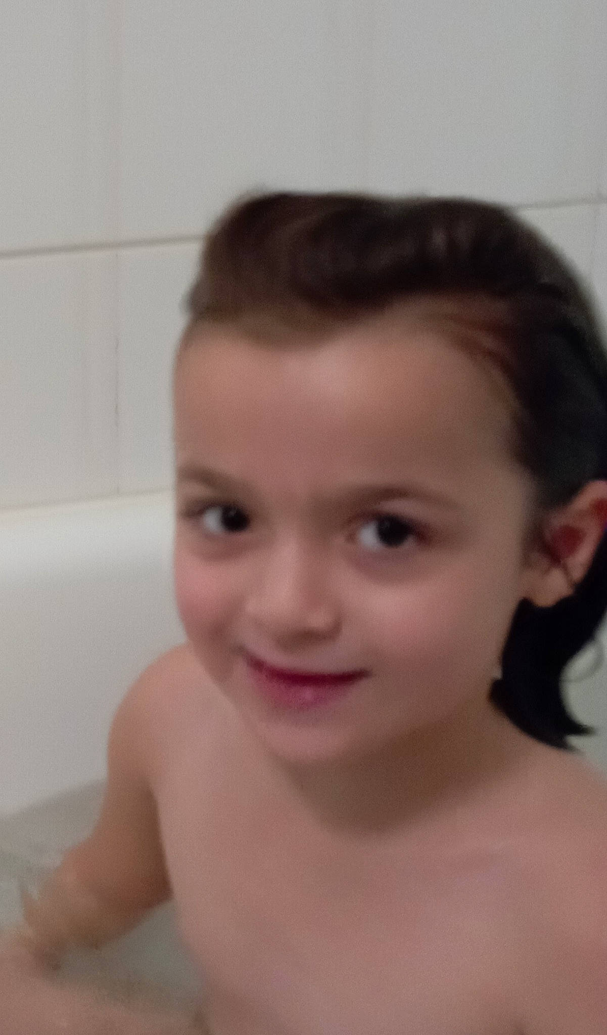 Eva a rejoint le concours — aidez-le/la à gagner de superbes lots ! bathing, bathroom, bathtub, cheek, chest, ear, eyebrow, eyelash, fluid, forehead, jaw, joy, lip, neck, no_expression, nose, person, skin, smile, throat