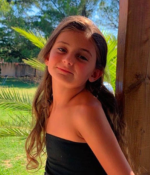 Kaïly participe au concours pour gagner de l'argent avec cette photo : blond, brown_hair, fawn, flash_photography, fun, grass, happy, iris, layered_hair, leisure, lip, long_hair, people_in_nature, person, plant, smile, sunlight, surfer_hair, tree, trunk