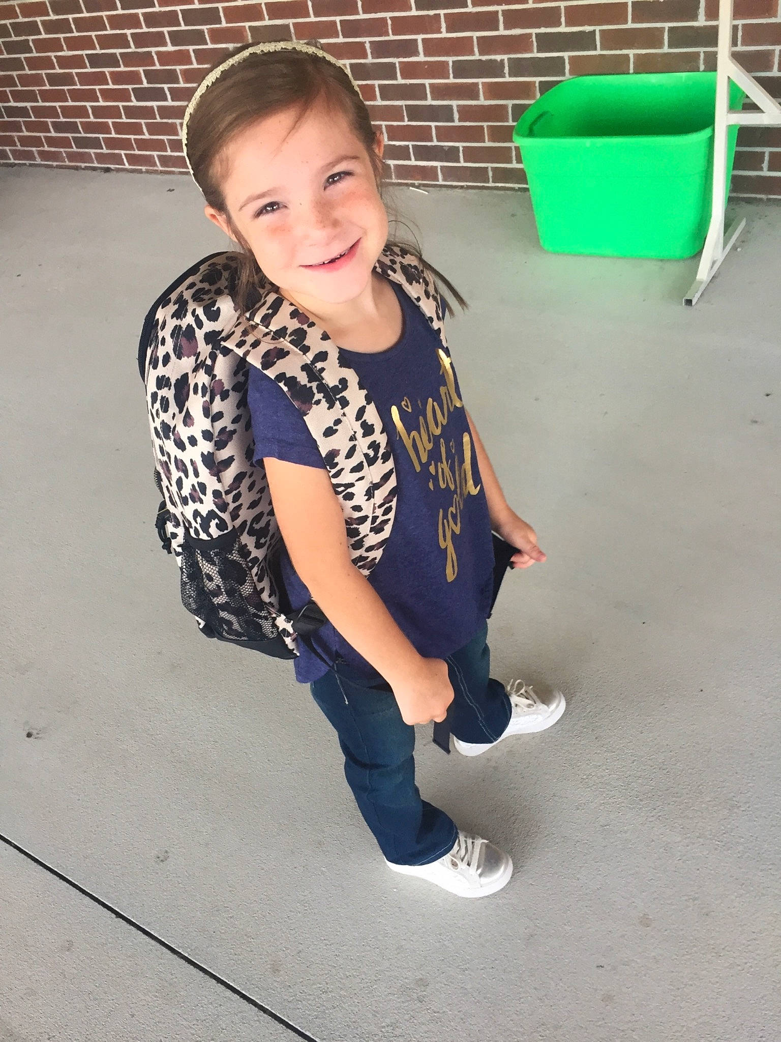 Brailyn is registered to the contest to win money with this photo: arm, child, cool, footwear, head, jeans, joint, joy, leg, neck, outerwear, person, play, shoe, shoulder, sleeve, smile, sportswear, t_shirt, toddler