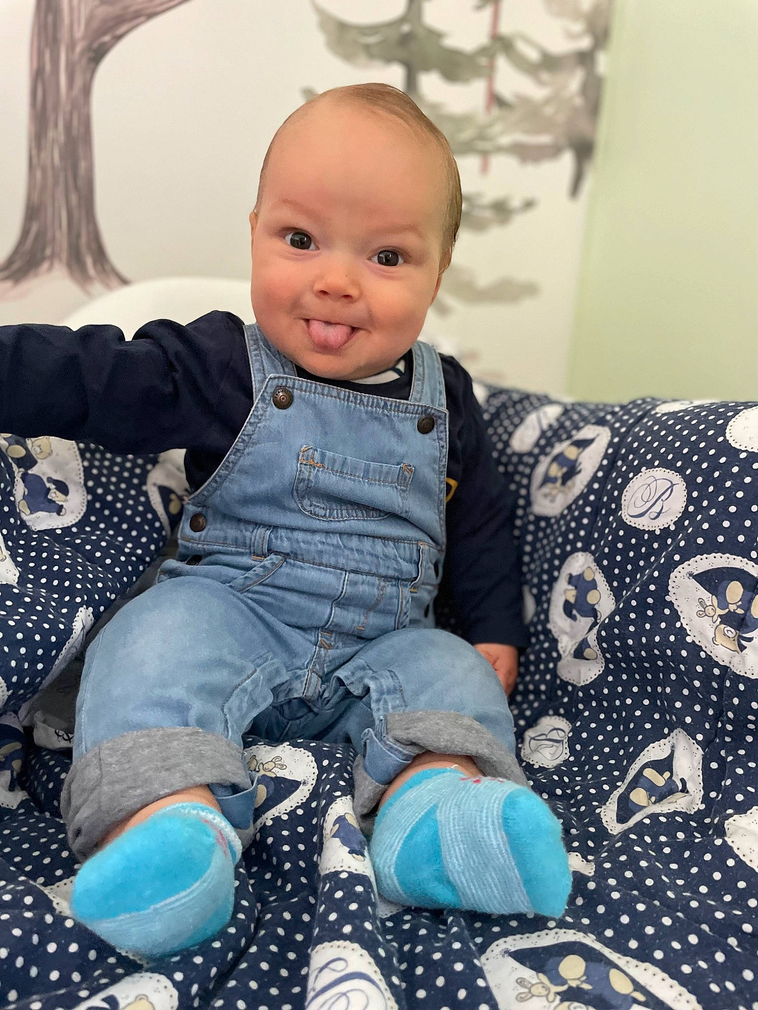 Jules a rejoint le concours — aidez-le/la à gagner de superbes lots ! baby, baby_toddler_clothing, cheek, child, comfort, cool, electric_blue, facial_expression, happy, iris, joy, linens, pattern, person, room, sitting, skin, sleeve, smile, t_shirt