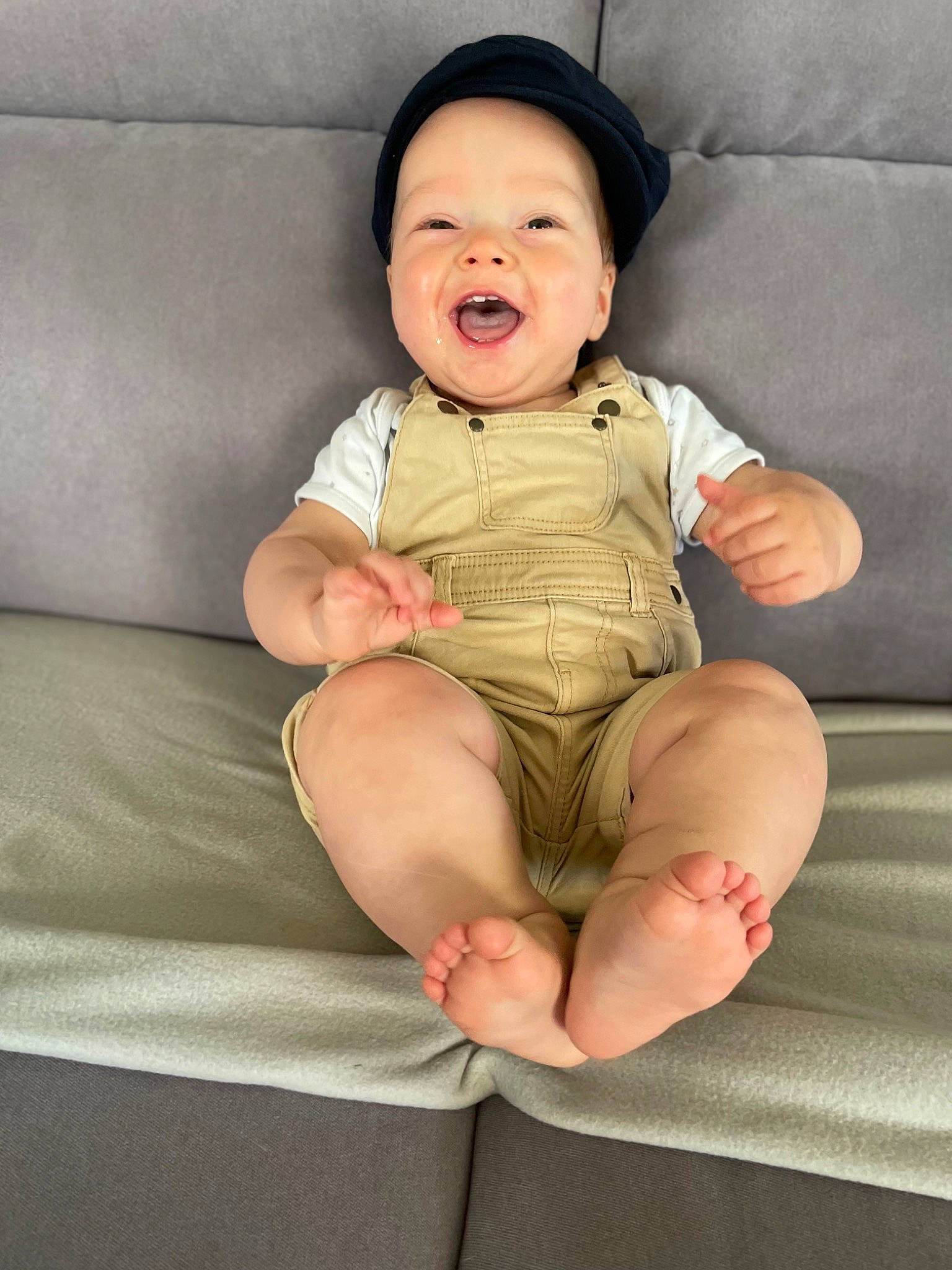 Jules participe au concours pour gagner de l'argent avec cette photo : arm, baby, baby_toddler_clothing, cheek, chin, comfort, eye, finger, flash_photography, hand, head, human_body, knee, leg, lip, person, skin, sleeve, smile, thigh