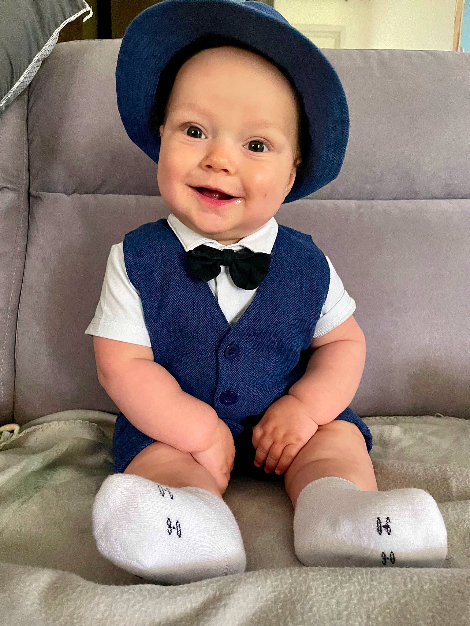 Jules a rejoint le concours — aidez-le/la à gagner de superbes lots ! baby_toddler_clothing, blue, child, collar, comfort, dress_shirt, electric_blue, formal_wear, happy, hat, headgear, headwear, joy, pattern, person, sitting, sleeve, smile, sock, sun_hat