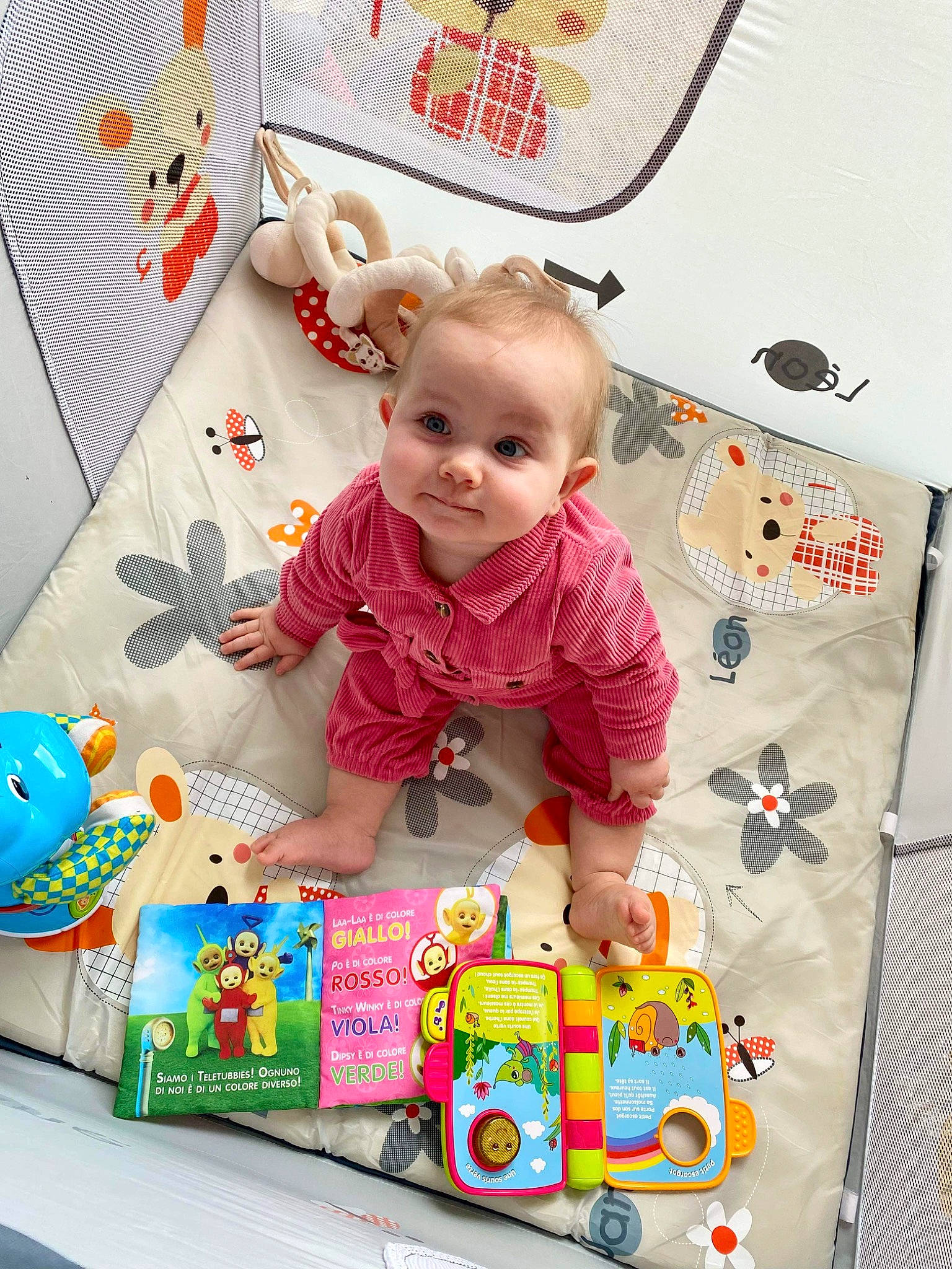 Ambre participe au concours pour gagner de l'argent avec cette photo : baby, baby_products, baby_toddler_clothing, baby_toys, box, child, event, fun, happy, linens, magenta, pattern, person, pink, play, room, sleeve, smile, textile, toddler