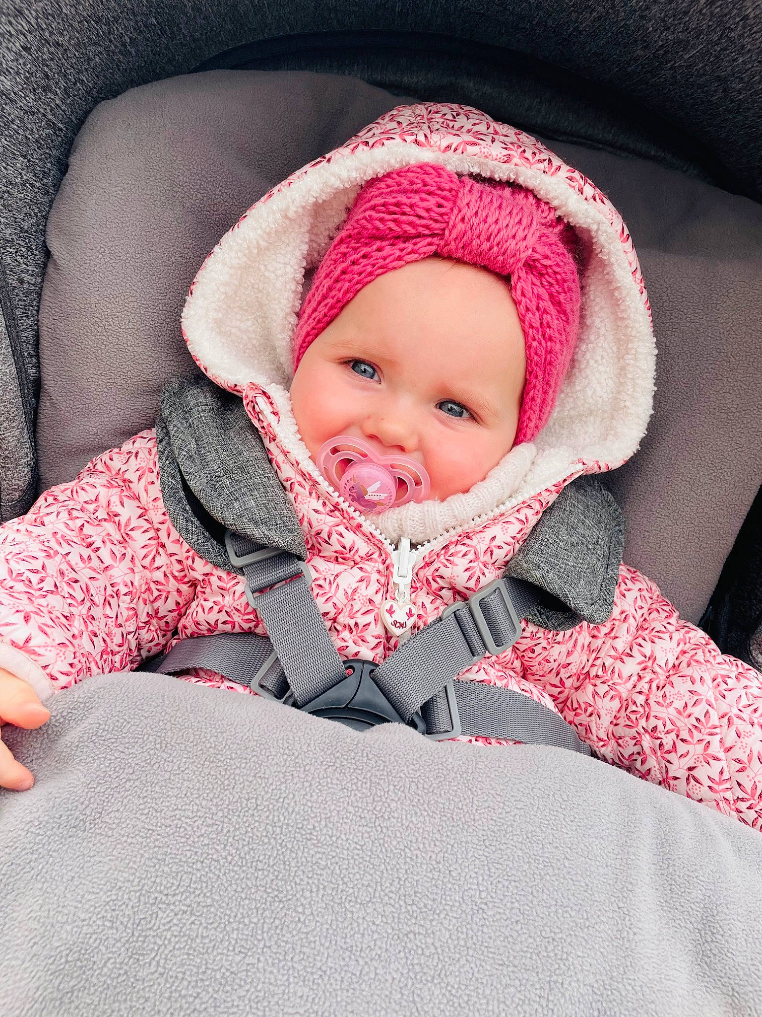 Ambre a rejoint le concours — aidez-le/la à gagner de superbes lots ! baby, baby_carriage, baby_products, baby_safety, baby_sleeping, baby_toddler_clothing, cap, carmine, cheek, child, collar, comfort, headwear, knit_cap, linens, lip, pattern, person, sleeve, textile