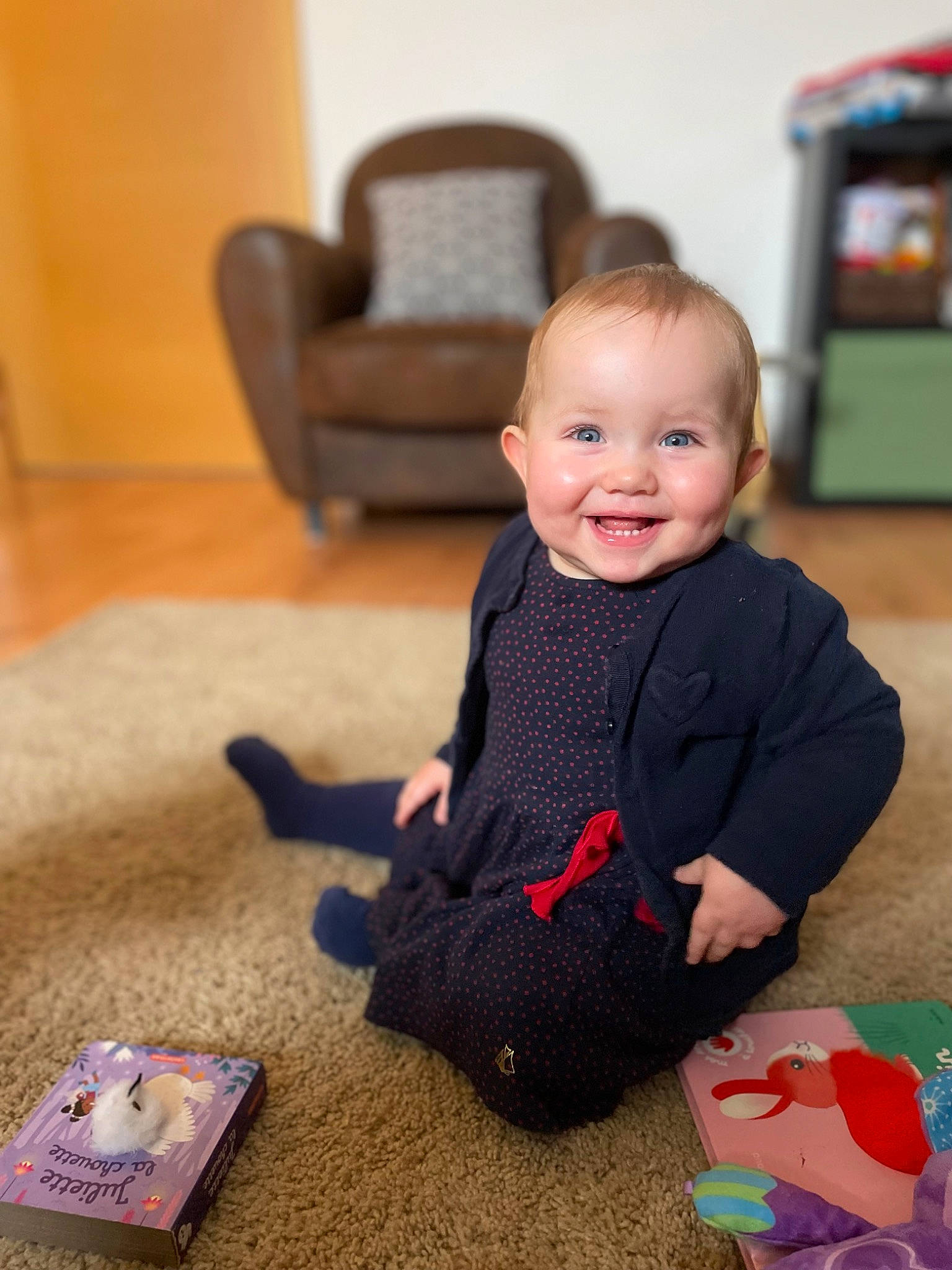 Ambre a rejoint le concours — aidez-le/la à gagner de superbes lots ! baby, baby_playing_with_toys, baby_toddler_clothing, child, comfort, floor, flooring, fun, happy, hardwood, joy, living_room, person, play, room, sitting, skin, smile, sock, toddler