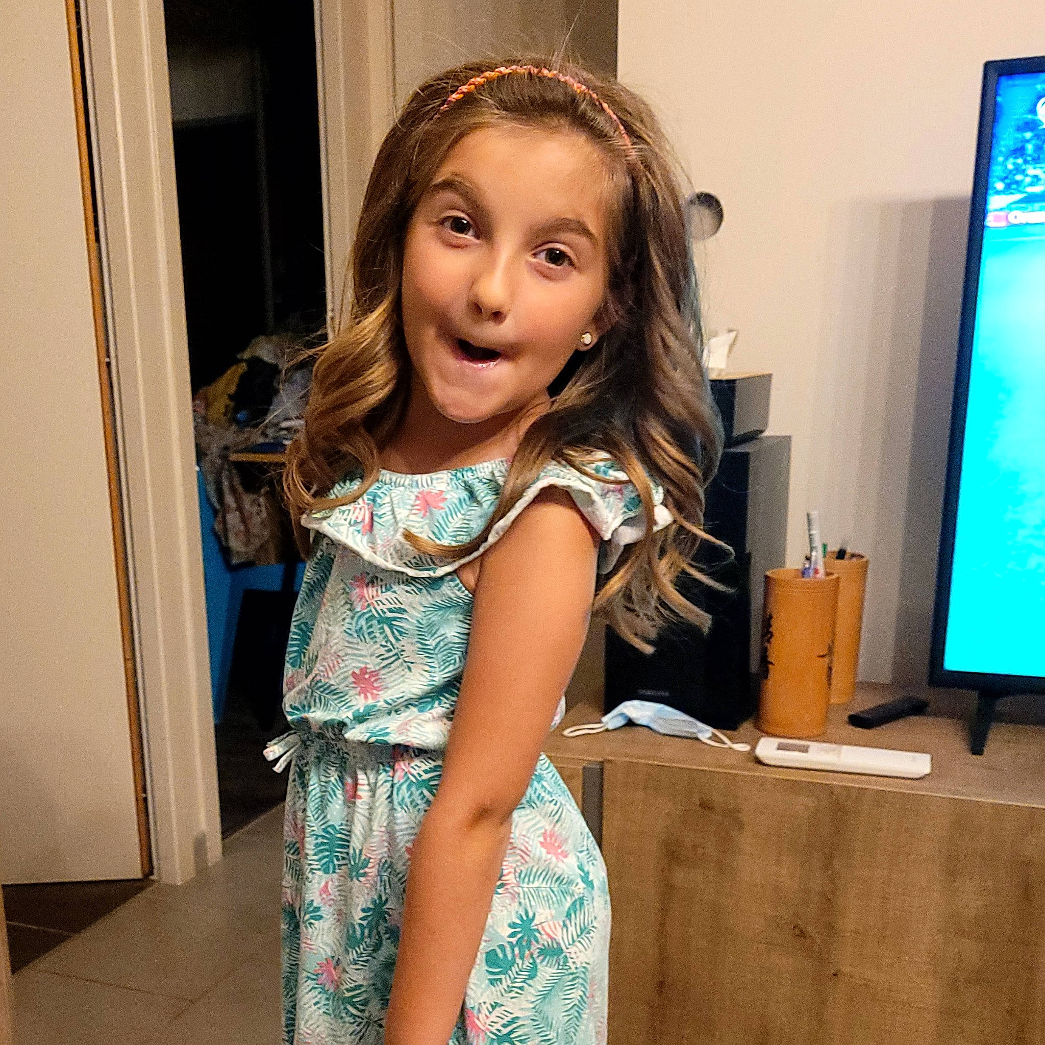 Norah a rejoint le concours — aidez-le/la à gagner de superbes lots ! beauty, door, dress, fashion_design, fun, hairstyle, happy, human_body, human_leg, long_hair, person, shoulder, skin, sleeve, smile, standing, television, toddler, trunk, waist
