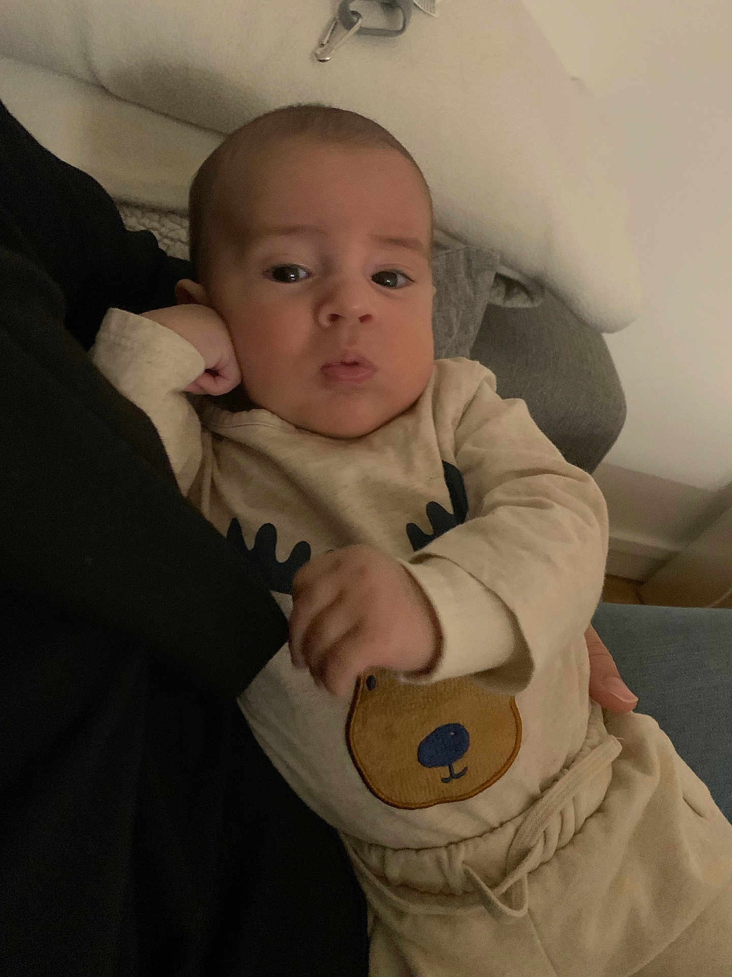 Andreas participe au concours pour gagner de l'argent avec cette photo : baby, infant, child, face, expression, clothing, bear_design, hand, couch, blanket, person, indoors, soft_fabric, resting, portrait, young, cute, cozy, casual, relaxed