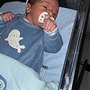 Eyden participe au concours pour gagner de l'argent avec cette photo : baby, baby_boy, baby_girl, blanket, blue_clothing, child, closeup, cute, face, headband, hospital_bassinet, indoor, infant, newborn, pacifier, peaceful, resting, sleeping, soft_light, tiny_hands