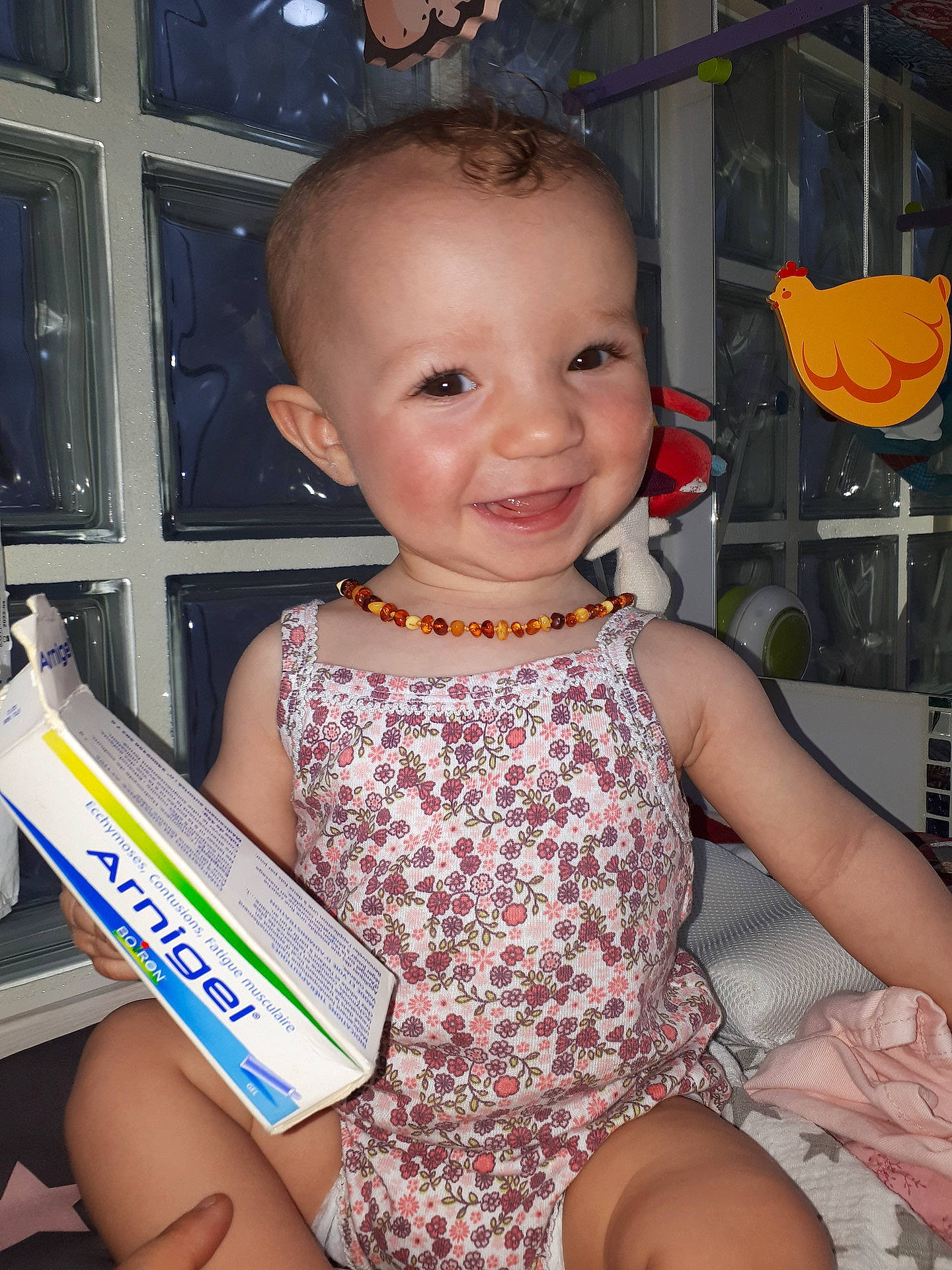 Coline participe au concours pour gagner de l'argent avec cette photo : cheek, child, cool, day, fun, girl, infant, joy, leg, person, product, sitting, skin, smile, toddler