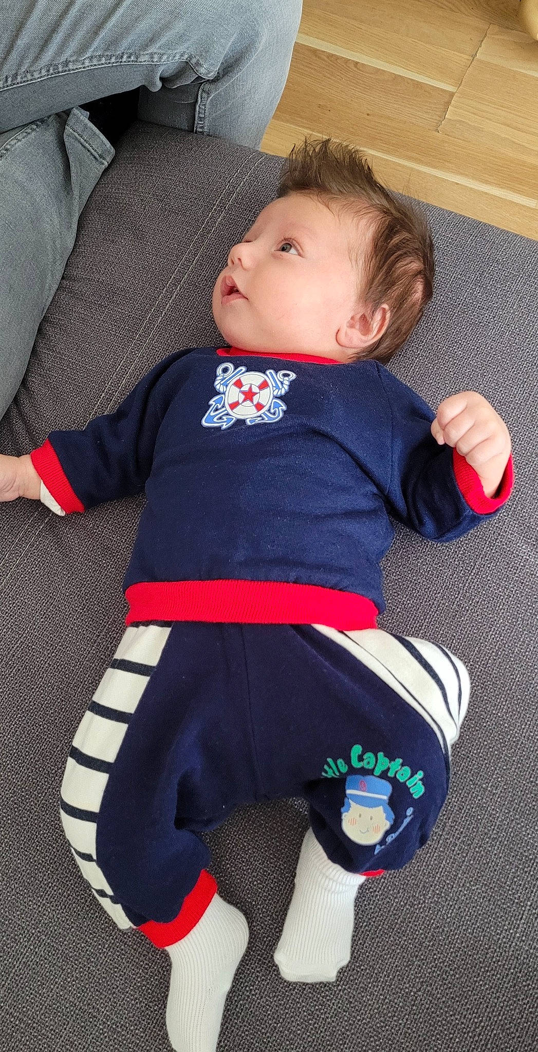 Mattia participe au concours pour gagner de l'argent avec cette photo : active_pants, baby, baby_products, baby_toddler_clothing, child, comfort, electric_blue, eye, head, human_body, knee, pattern, person, personal_protective_equipment, product, sitting, sleeve, sportswear, t_shirt, thigh