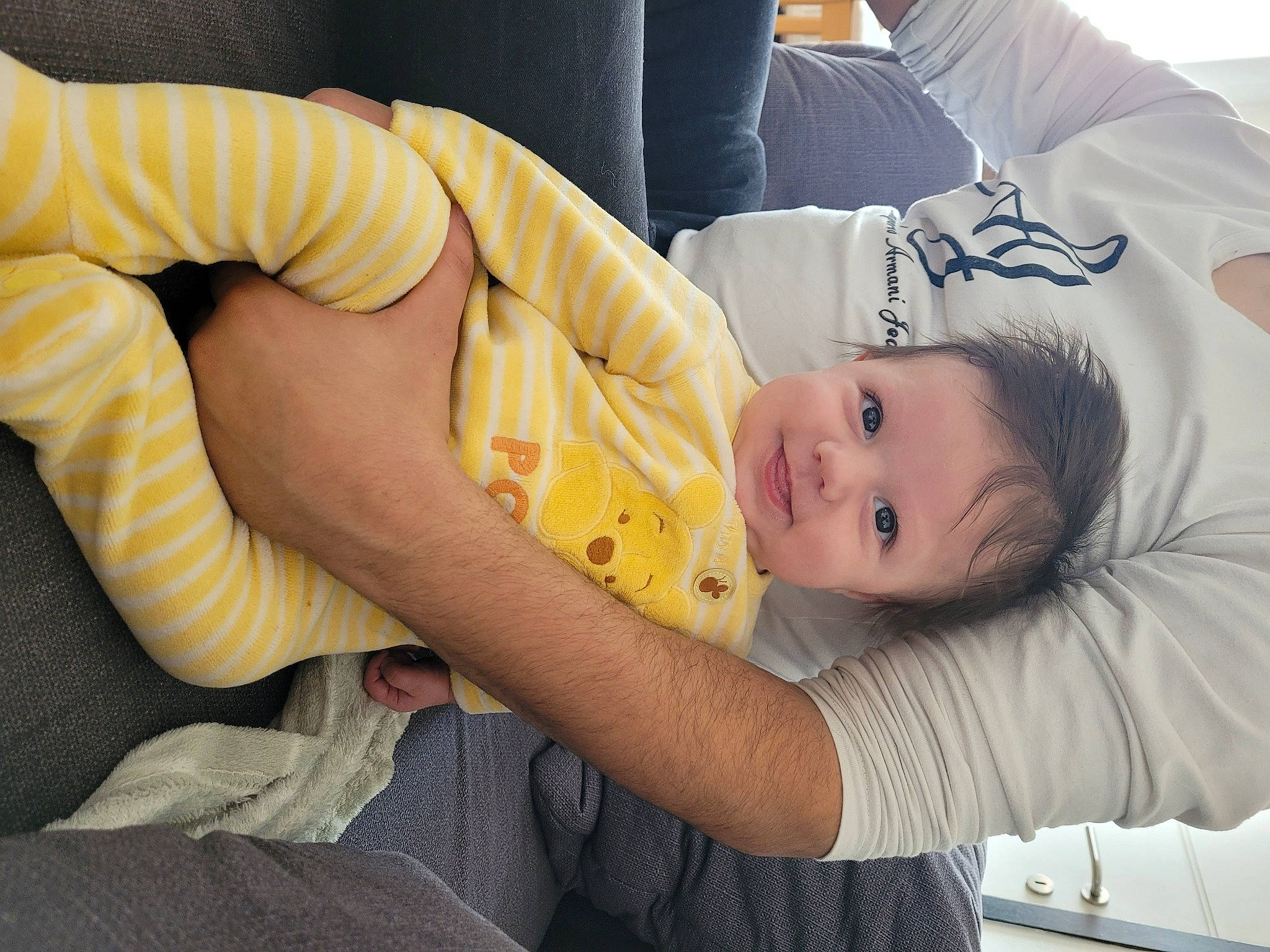 Mattia a rejoint le concours — aidez-le/la à gagner de superbes lots ! abdomen, arm, baby, comfort, couch, elbow, finger, gesture, grass, hand, happy, joint, lap, mammal, muscle, person, thigh, toddler, tree, trunk