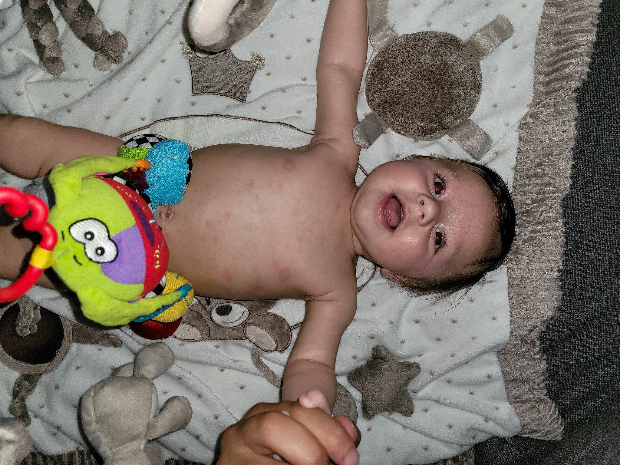 Mattia a rejoint le concours — aidez-le/la à gagner de superbes lots ! abdomen, adaptation, baby, baby_products, baby_toddler_clothing, cheek, chest, comfort, fun, happy, human_body, leg, mouth, person, product, skin, stomach, textile, toddler, toy