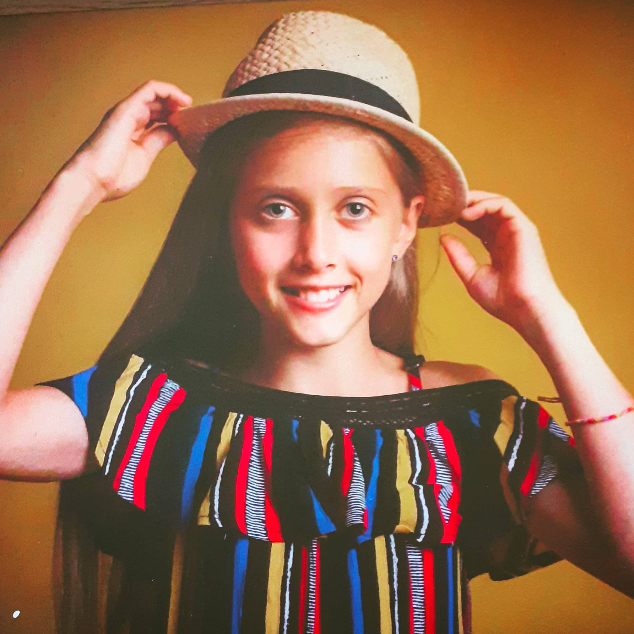 Jade a rejoint le concours — aidez-le/la à gagner de superbes lots ! beauty, clothing, cool, fashion_accessory, finger, gesture, hand, hat, headgear, headwear, joy, long_hair, person, smile, t_shirt, thumb