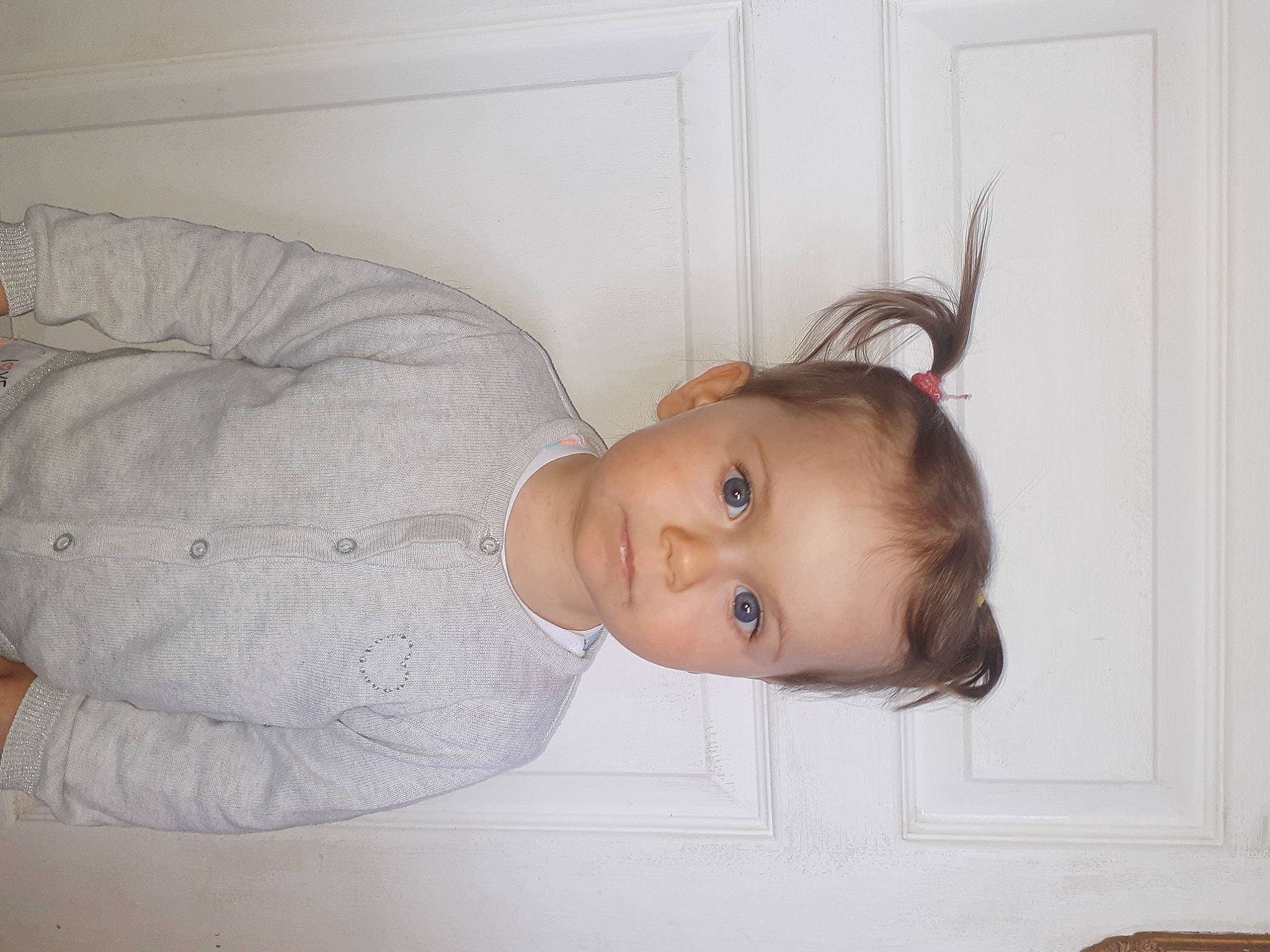 Lisa participe au concours pour gagner de l'argent avec cette photo : baby, baby_toddler_clothing, cheek, child, comfort, ear, eyelash, happy, iris, linens, lip, nose, person, room, sitting, sleeve, toddler, wood