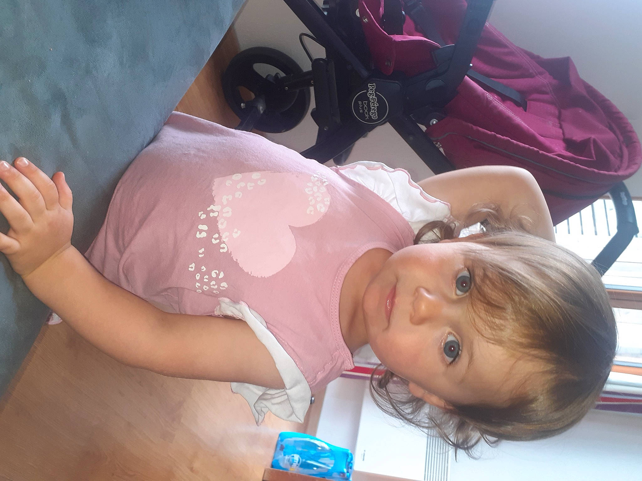 Lisa participe au concours pour gagner de l'argent avec cette photo : abdomen, backpack, bag, child, comfort, elbow, eyelash, eyewear, fun, hairstyle, happy, hat, human_leg, leisure, luggage_and_bags, mouth, nail, person, skin, thigh