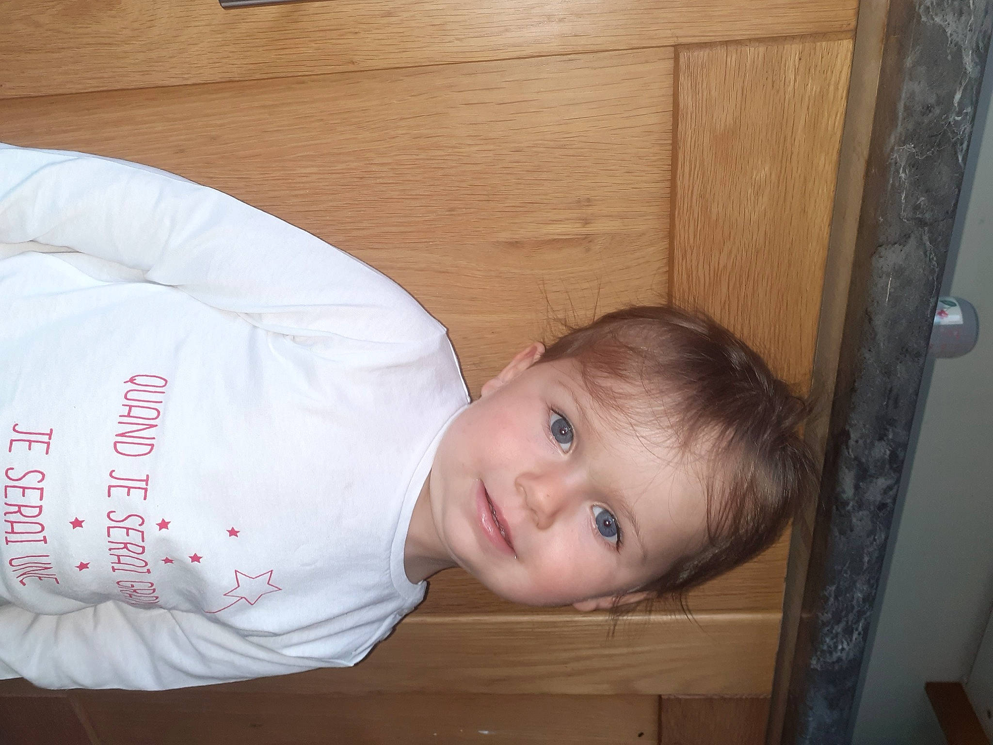 Lisa a rejoint le concours — aidez-le/la à gagner de superbes lots ! baby_toddler_clothing, child, chin, flooring, hardwood, joy, person, room, sitting, sleeve, smile, toddler, varnish, wood, wood_stain