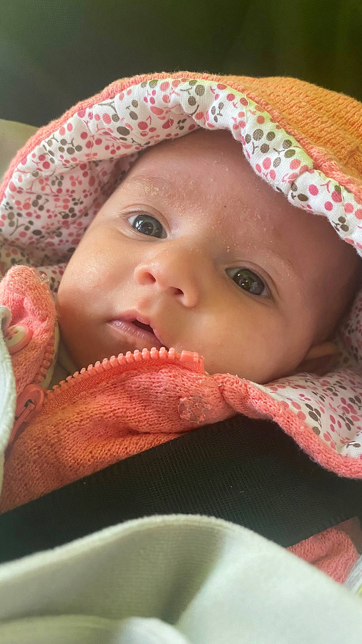 Chloé participe au concours pour gagner de l'argent avec cette photo : baby, cheek, chin, comfort, eye, eyebrow, face, facial_expression, head, headgear, headwear, iris, lip, mammal, mouth, nose, organ, person, product, skin