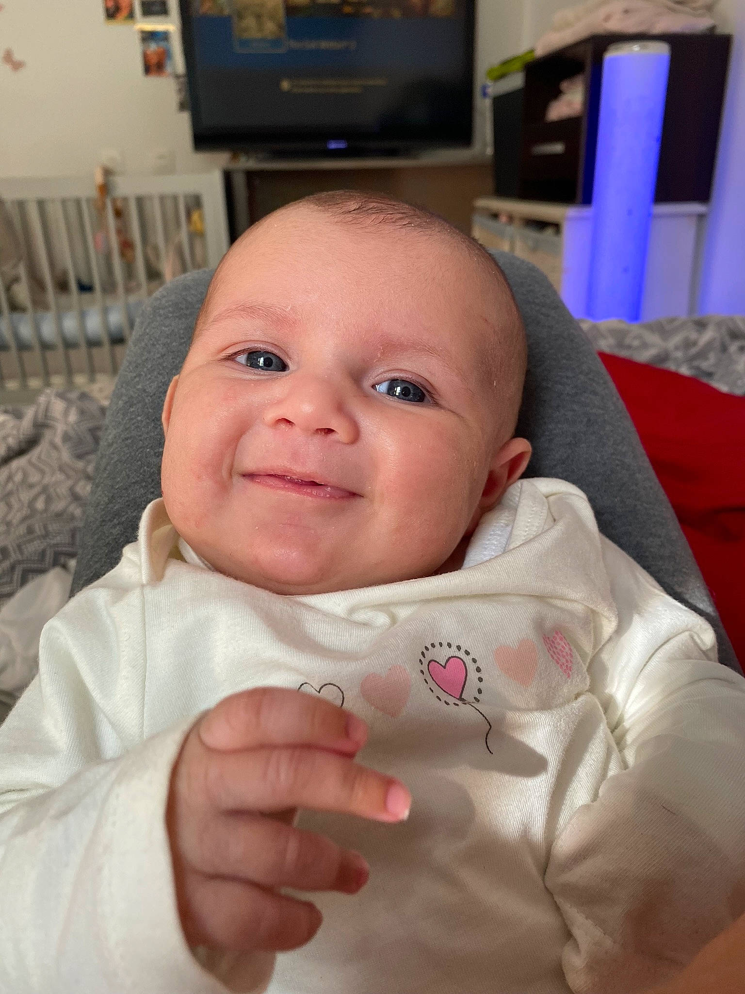 Chloé a rejoint le concours — aidez-le/la à gagner de superbes lots ! baby, baby_toddler_clothing, cable_television, cheek, chin, comfort, eye, eyebrow, face, finger, gesture, iris, joy, lip, mouth, nose, person, skin, sleeve, smile