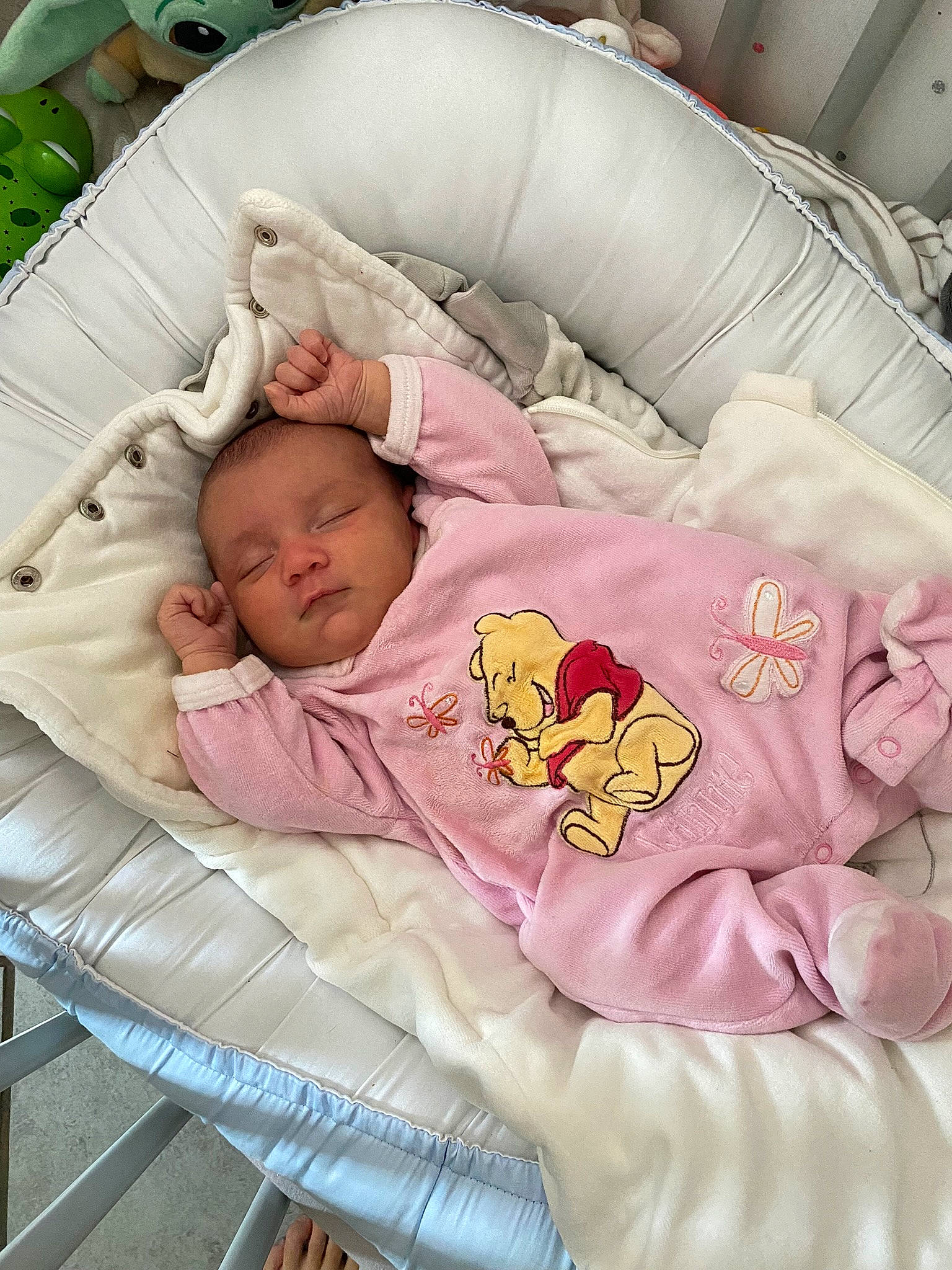 Chloé a rejoint le concours — aidez-le/la à gagner de superbes lots ! baby, baby_products, baby_safety, baby_sleeping, baby_toddler_clothing, bed, bedding, bedtime, child, comfort, facial_expression, infant_bed, linens, nap, person, pink, room, sleep, sleeve, textile