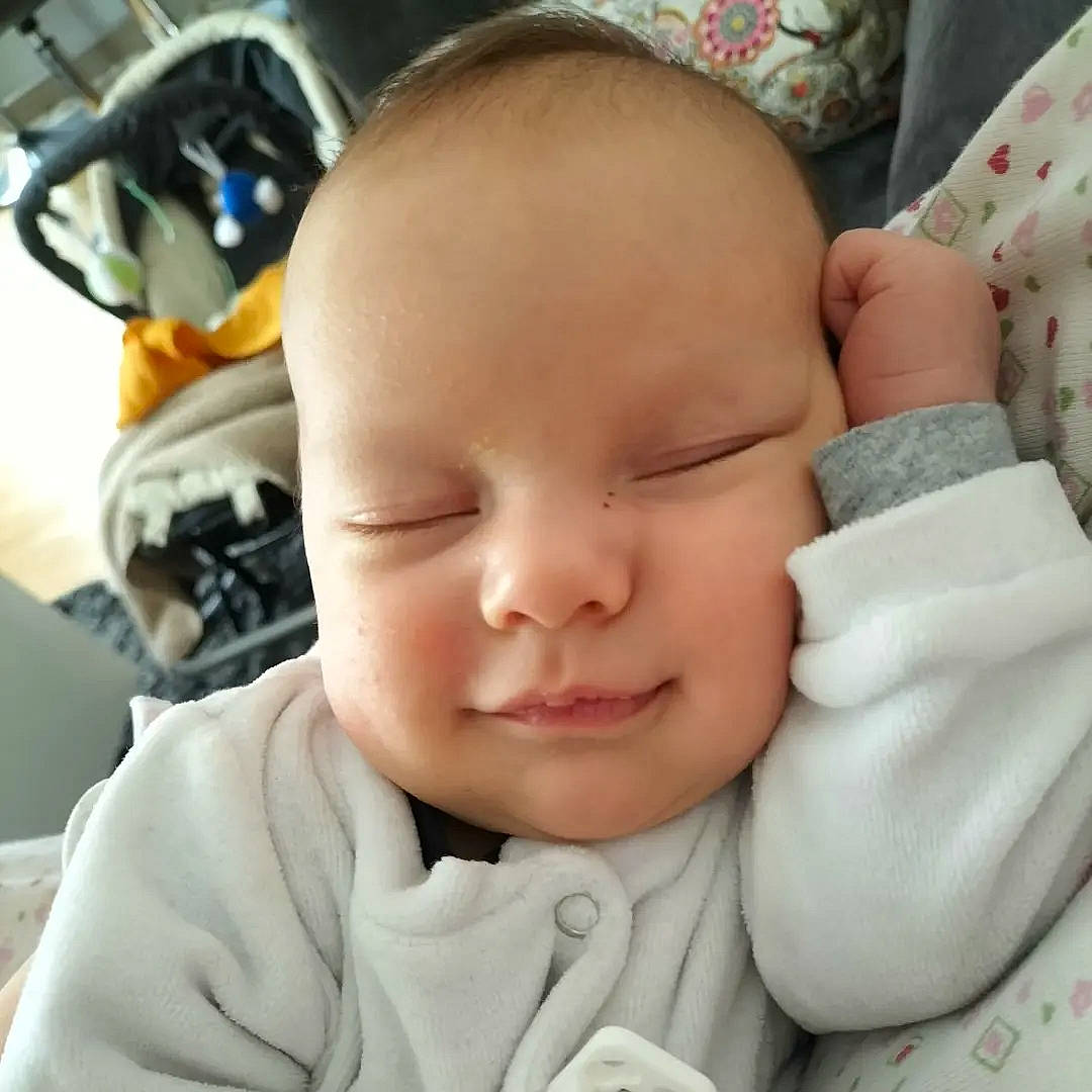 Jack a rejoint le concours — aidez-le/la à gagner de superbes lots ! baby, baby_sleeping, baby_toddler_clothing, cheek, chin, comfort, ear, eyebrow, eyelash, face, finger, gesture, head, iris, lip, mouth, nose, person, product, skin