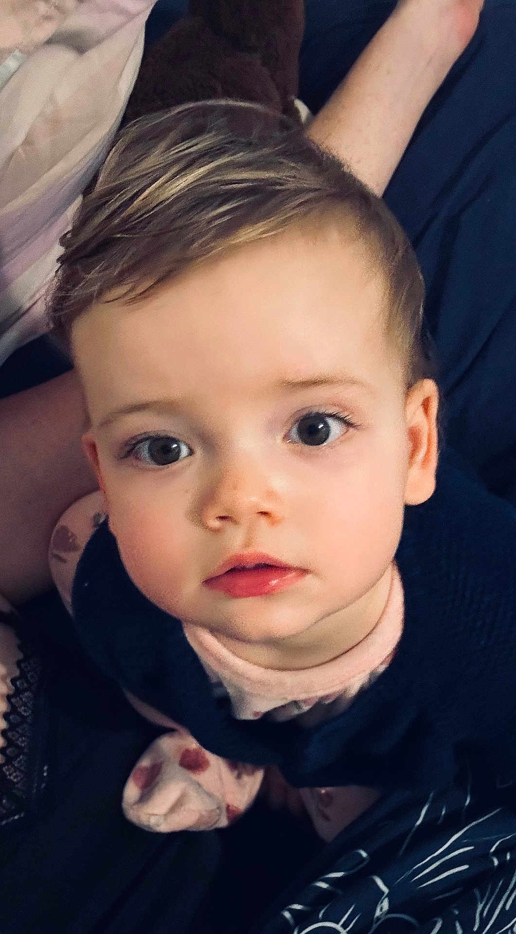 Inès a rejoint le concours — aidez-le/la à gagner de superbes lots ! toddler, child, face, eyes, hair, clothing, portrait, indoors, cute, baby, skin, person, young, expression, looking, head, sitting, soft_light, closeup, cozy