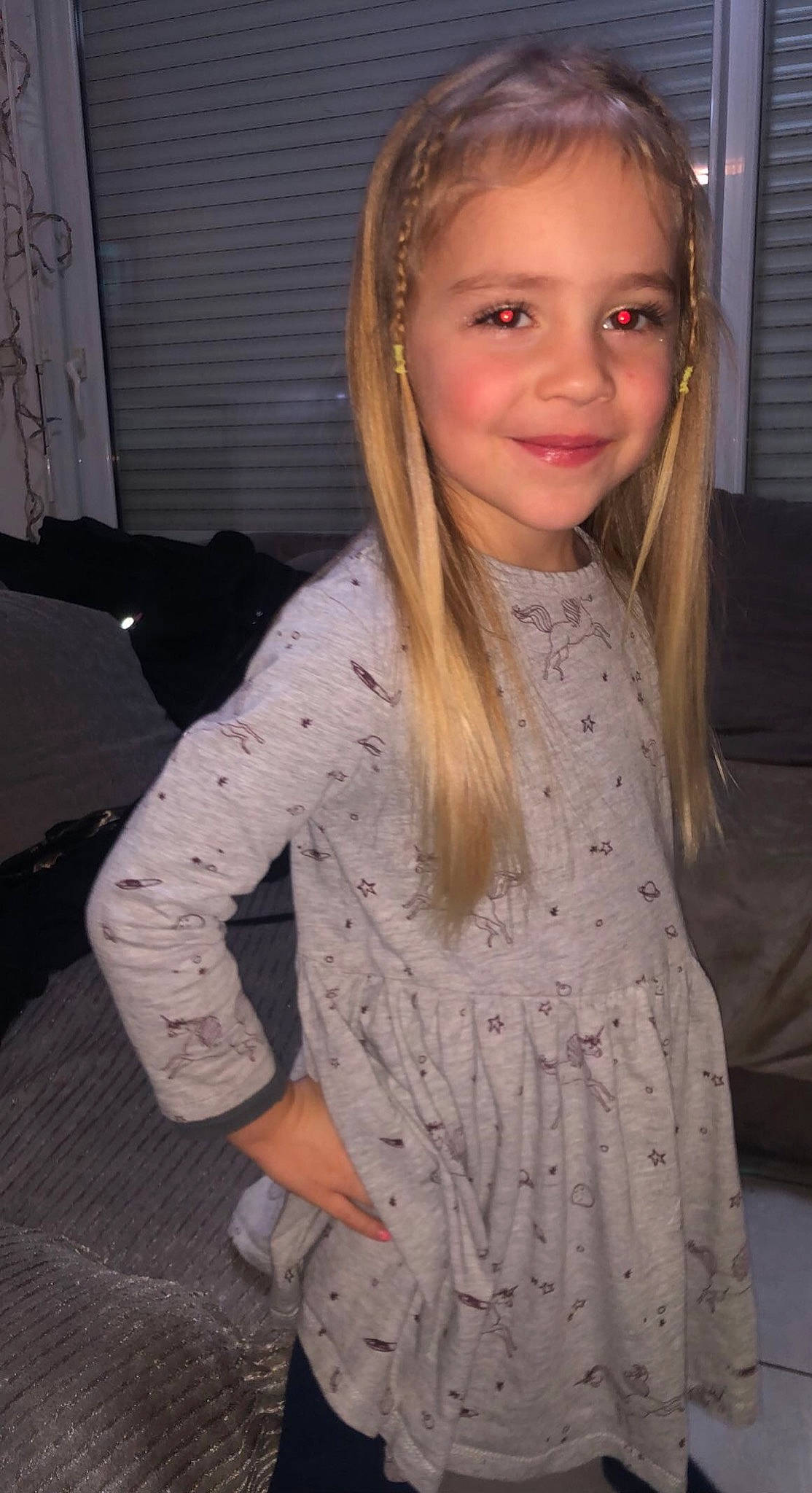 Lauréna participe au concours pour gagner de l'argent avec cette photo : eyelash, fashion, fashion_design, flash_photography, fun, hair, happy, head, iris, jewellery, joy, lip, long_hair, neck, pattern, person, pink, skin, sleeve, smile