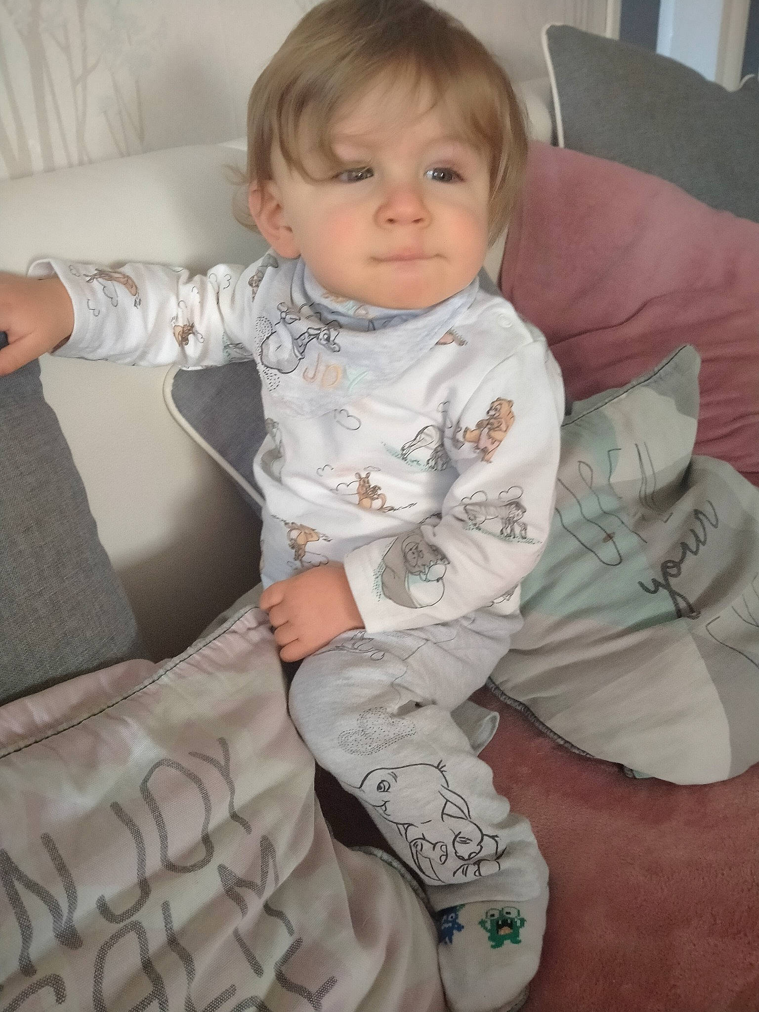 Eïden a rejoint le concours — aidez-le/la à gagner de superbes lots ! baby, baby_toddler_clothing, cheek, comfort, couch, eye, face, finger, floor, flooring, hair, head, joint, knee, leg, person, shoulder, skin, sleeve, thigh