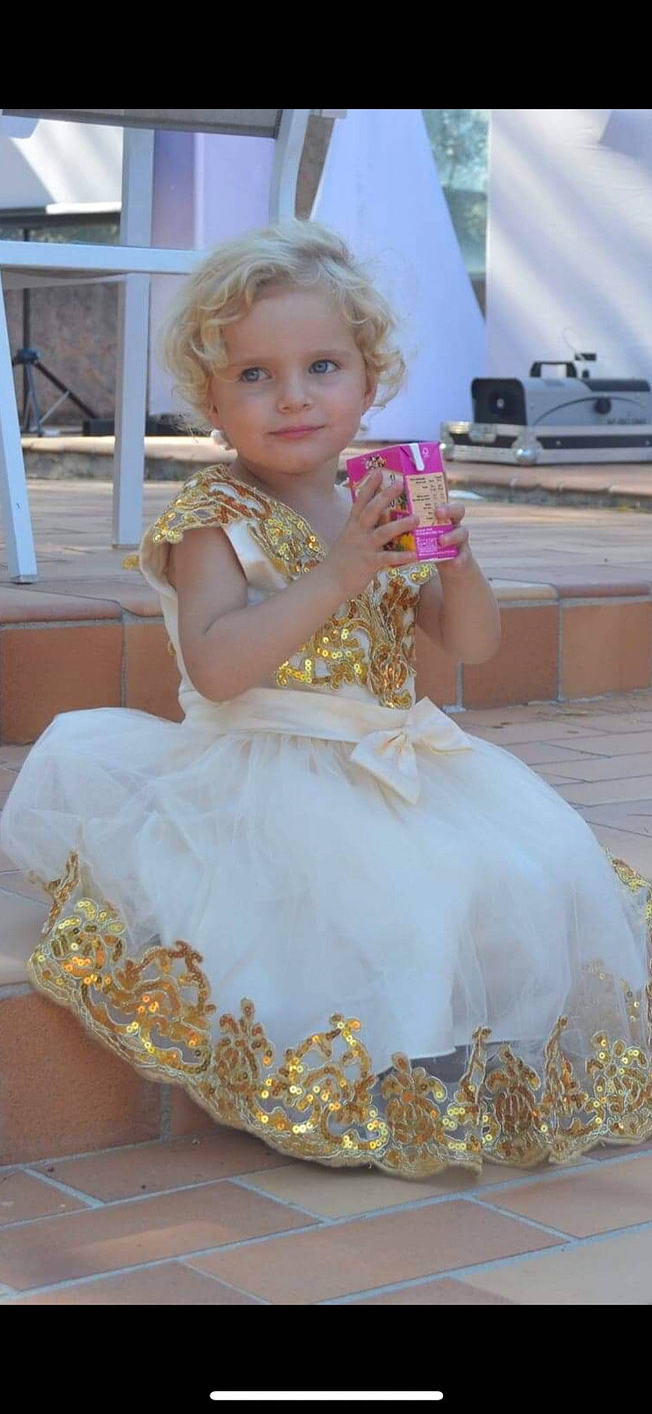 Elya a rejoint le concours — aidez-le/la à gagner de superbes lots ! baby_toddler_clothing, bridal_accessory, bridal_party_dress, day_dress, dress, embellishment, fashion_design, flash_photography, formal_wear, gown, hair, happy, head, headpiece, person, pink, ruffle, shoulder, smile, toddler