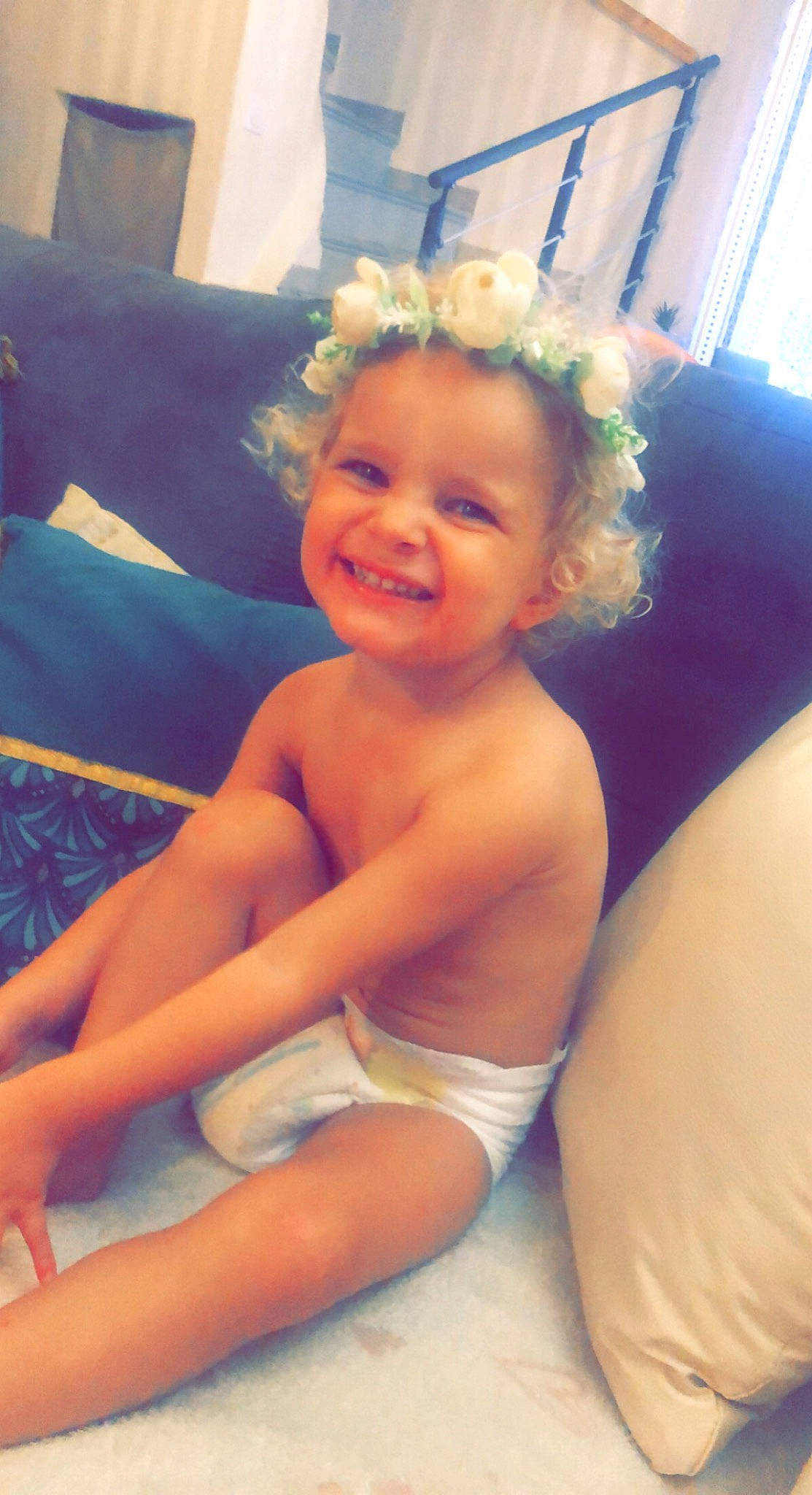 Elya participe au concours pour gagner de l'argent avec cette photo : abdomen, baby, blond, chest, child, comfort, finger, foot, fun, happy, headpiece, human_leg, joy, knee, person, sitting, skin, smile, thigh, thumb