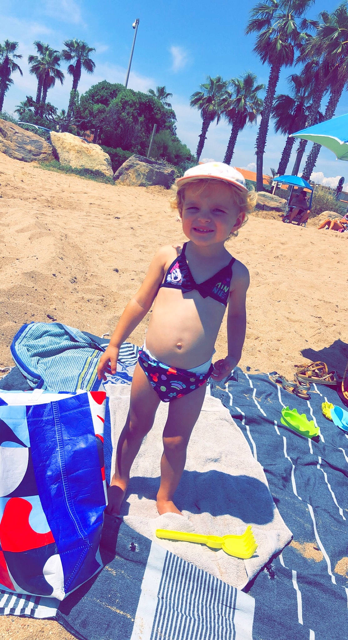 Elya a rejoint le concours — aidez-le/la à gagner de superbes lots ! beach, blue, brassiere, child, electric_blue, fun, hat, headwear, holiday, joy, leisure, people_on_beach, person, recreation, sand, shade, shorts, sky, summer, swimwear