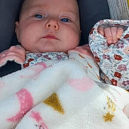 Anaël a rejoint le concours — aidez-le/la à gagner de superbes lots ! baby, blanket, blue_eyes, cushion, face, infant, pink, pattern, resting, seat, serious, soft_texture, warning_label, young_child, floral_sleeve, cozy, indoor, portrait, closeup, child