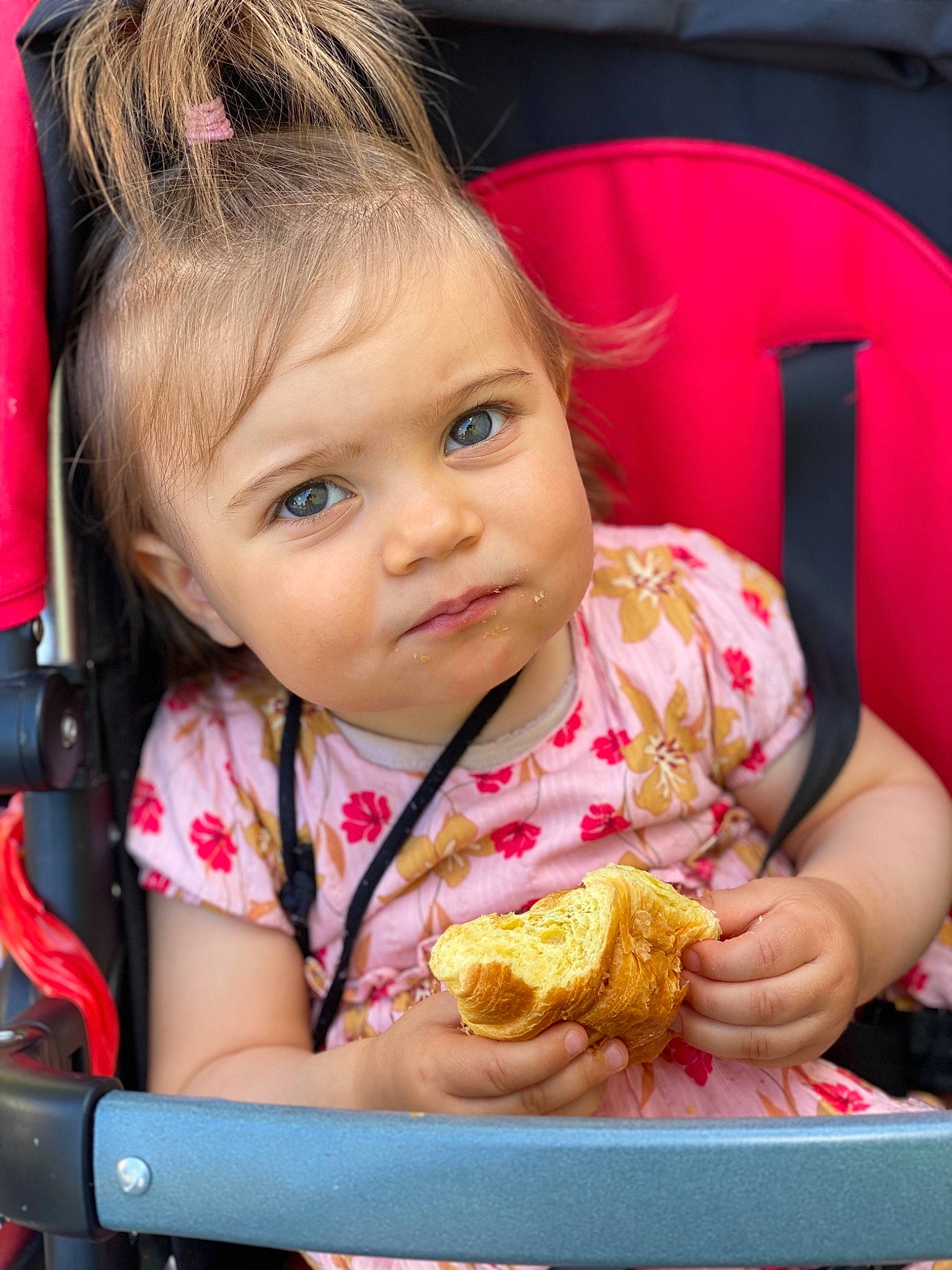 Priska participe au concours pour gagner de l'argent avec cette photo : child, comfort_food, cuisine, eating, fast_food, food, junk_food, person, toddler