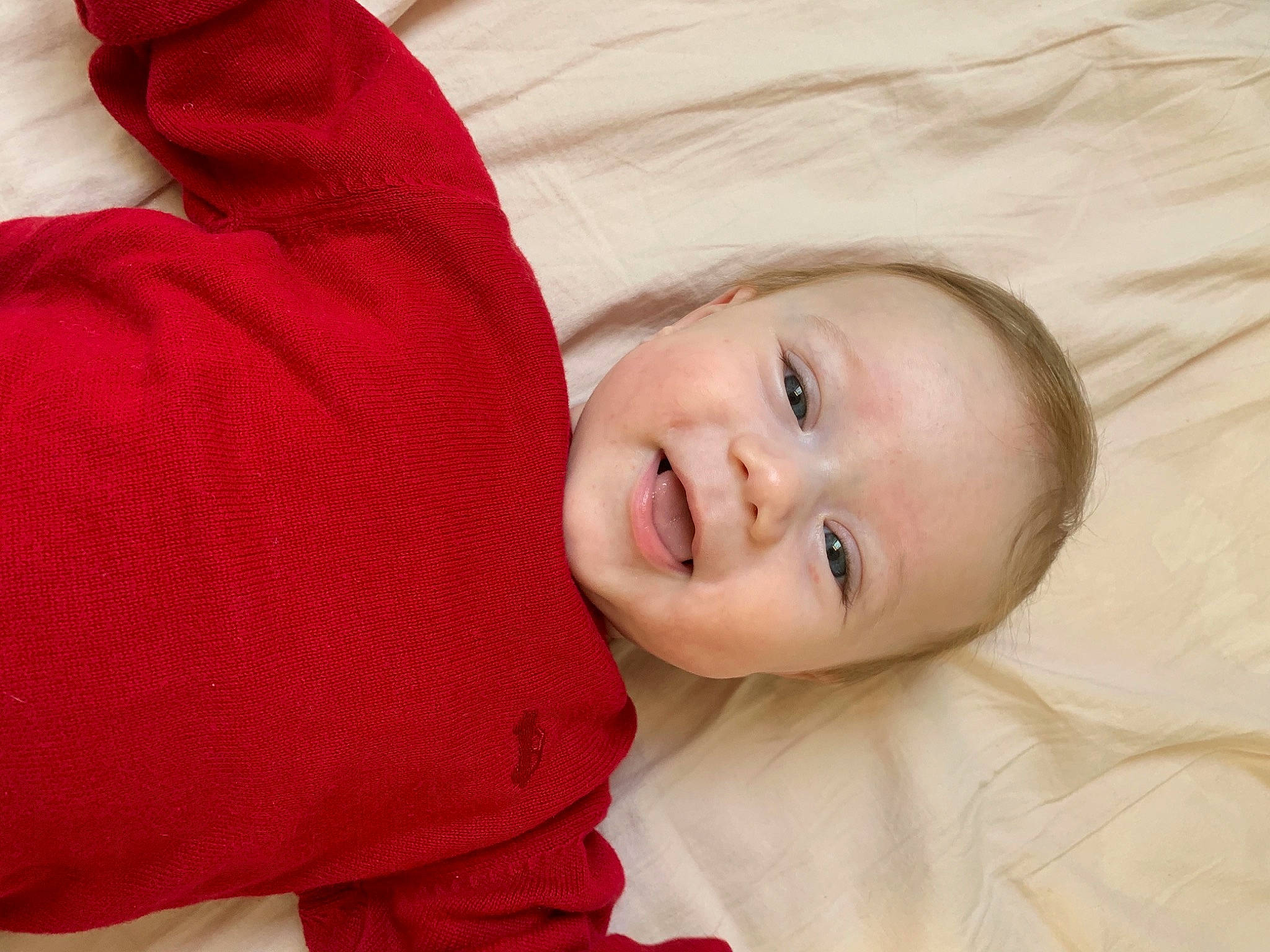 Bogdan participe au concours pour gagner de l'argent avec cette photo : comfort, eye, face, facial_expression, finger, gesture, happy, headgear, human_body, lip, mammal, mouth, neck, nose, outerwear, person, skin, sleeve, smile, textile