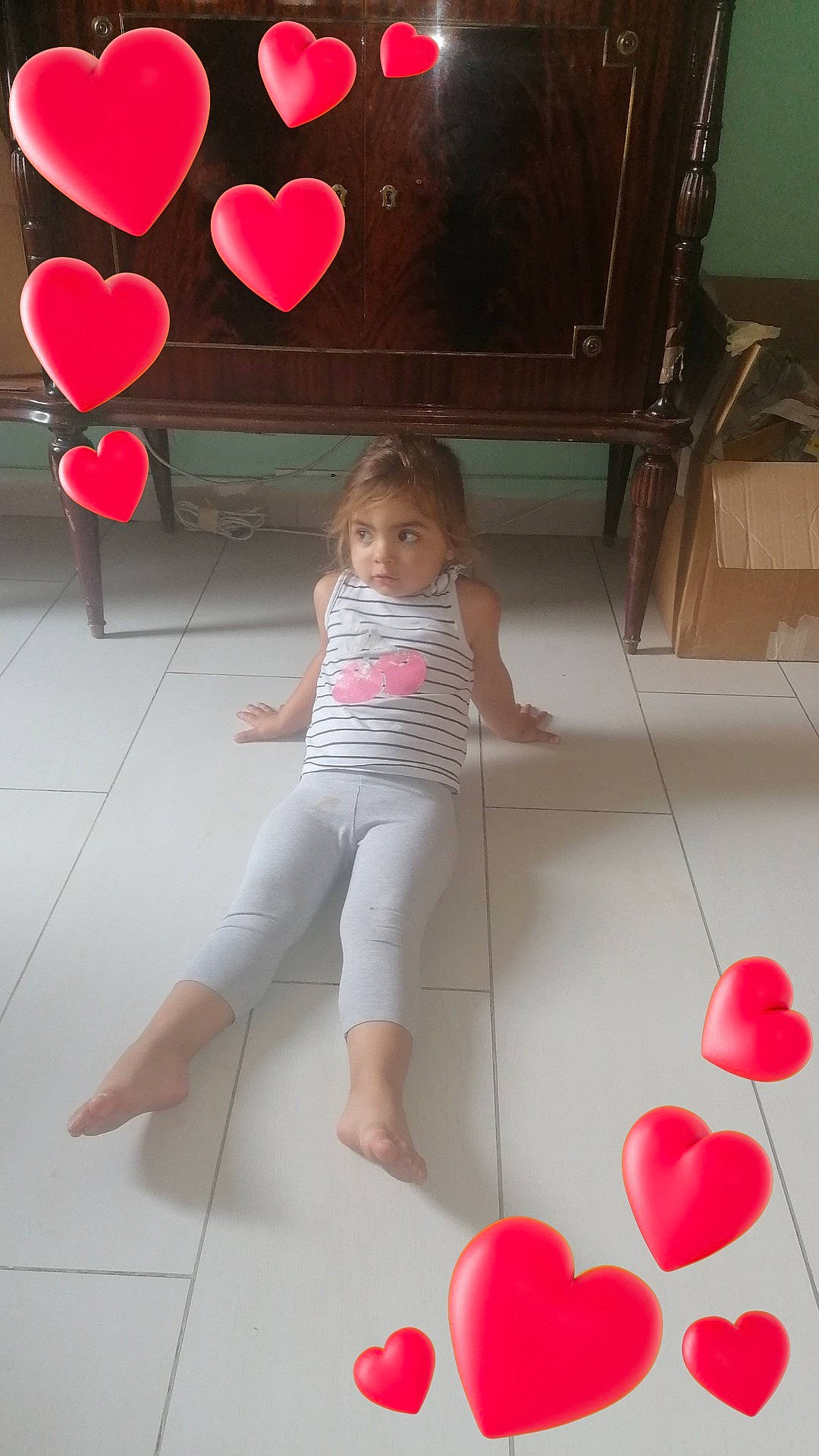 Mellina a rejoint le concours — aidez-le/la à gagner de superbes lots ! baby_toddler_clothing, balloon, barefoot, beauty, child, floor, flooring, foot, heart, human_body, human_leg, love, magenta, organ, party_supply, person, pink, red, thigh, toe