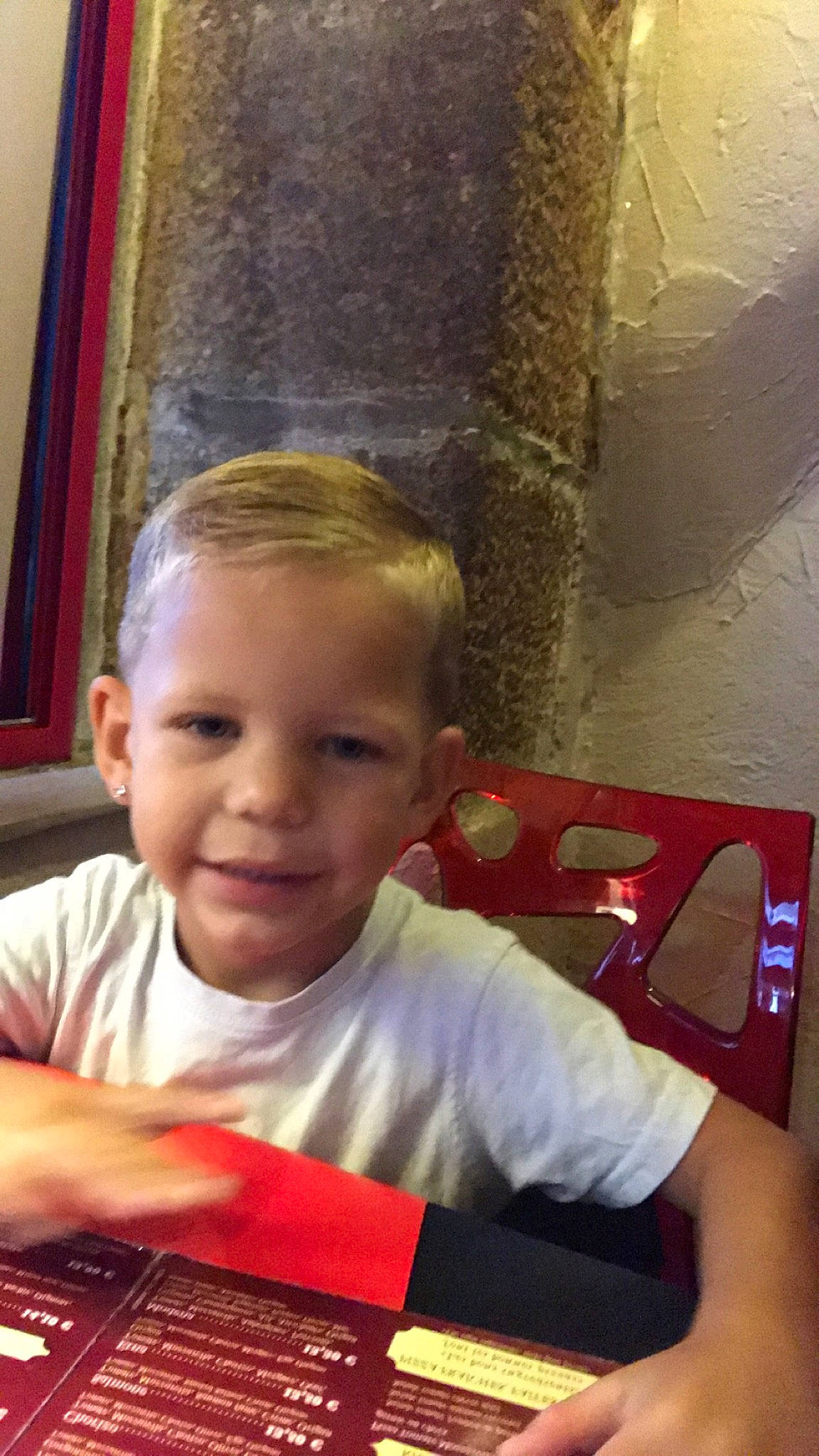 Liham participe au concours pour gagner de l'argent avec cette photo : arm, chair, child, chin, eye, fun, hairstyle, happy, joy, leisure, mouth, nose, people, person, red, room, sitting, smile, snapshot, t_shirt