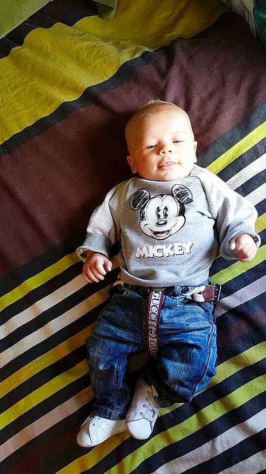 Liham participe au concours pour gagner de l'argent avec cette photo : baby, baby_toddler_clothing, clothing, comfort, eye, facial_expression, fun, hairstyle, head, leg, linens, outerwear, person, product, sitting, skin, sleeve, smile, t_shirt, toddler