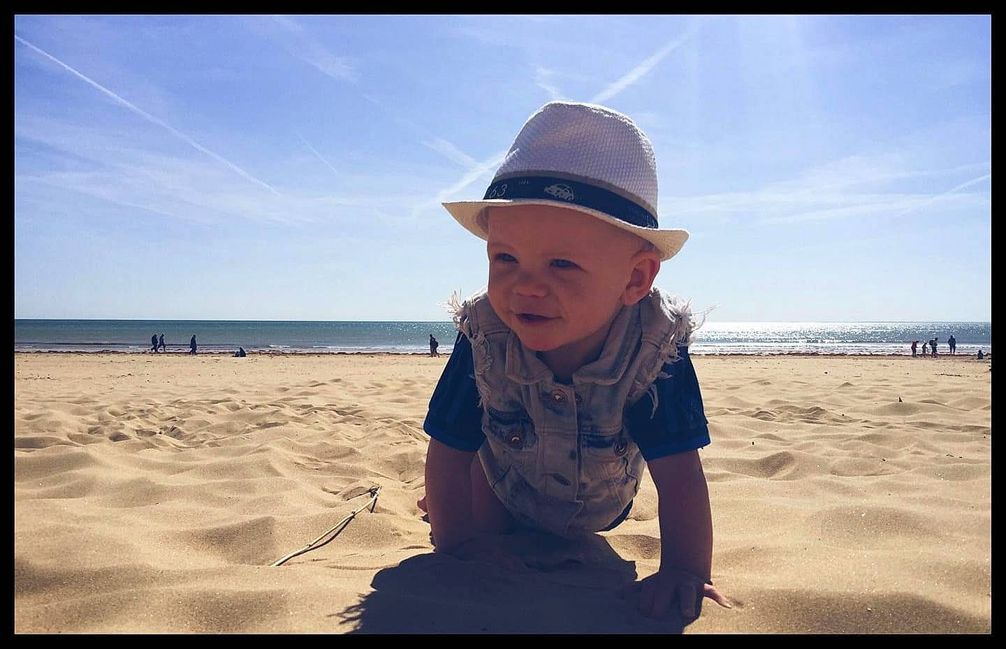 Liham a rejoint le concours — aidez-le/la à gagner de superbes lots ! azure, baby, beach, cloud, coastal_and_oceanic_landforms, cool, flash_photography, fun, happy, hat, headgear, headwear, horizon, people_in_nature, people_on_beach, person, sky, sun_hat, sunlight, toddler