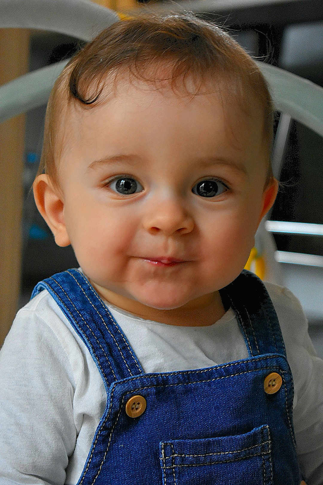 Raphaël a rejoint le concours — aidez-le/la à gagner de superbes lots ! baby, child, denim_overalls, white_shirt, face, eyes, smile, cute, indoor, portrait, head, hair, skin, infant, person, toddler, clothing, button, sitting, young