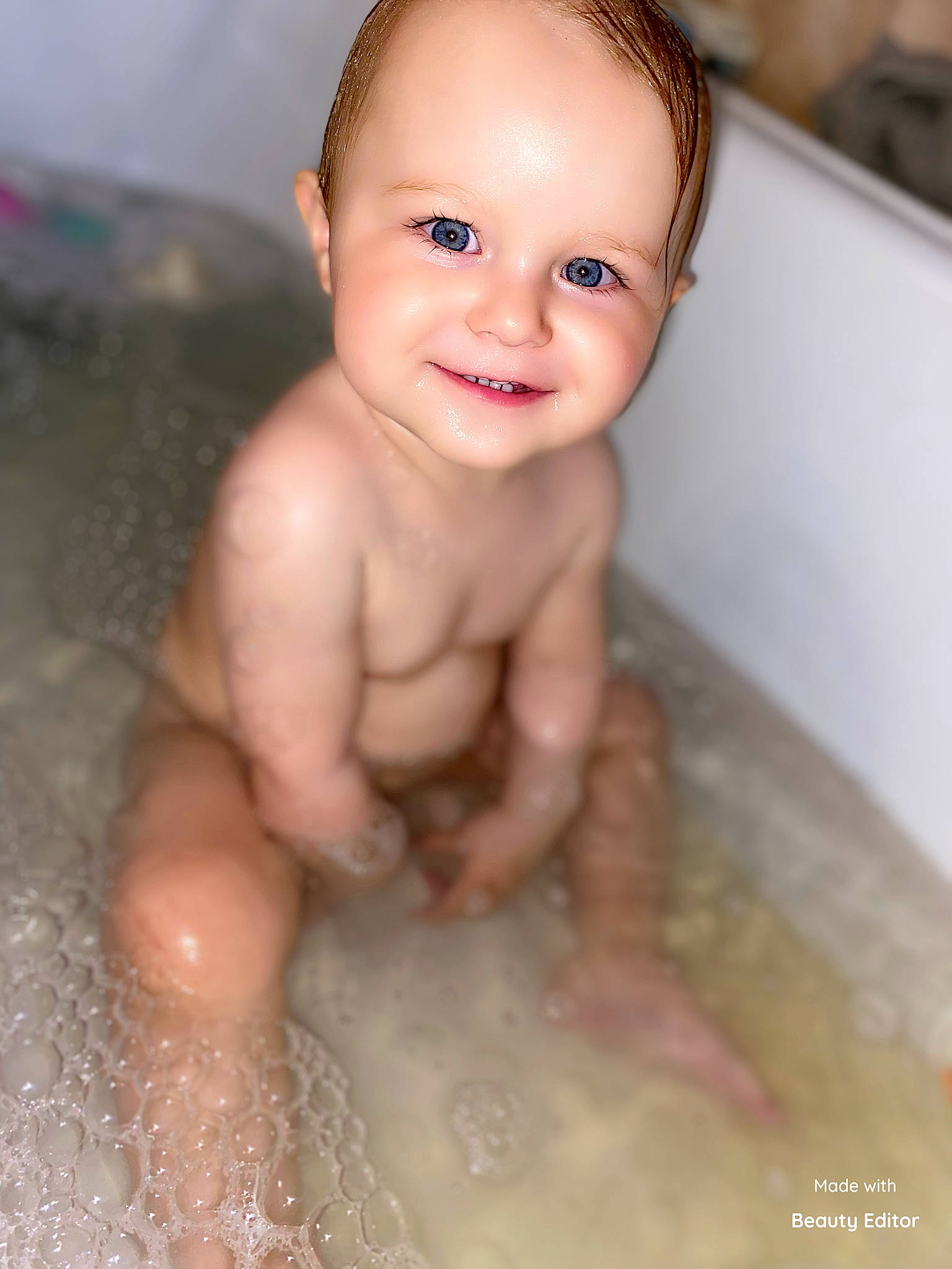 Irina participe au concours pour gagner de l'argent avec cette photo : baby, baby_bathing, bathing, bathroom, bathtub, cheek, chest, eye, eyebrow, face, fluid, foam, fun, happy, head, joy, liquid, person, smile, thumb