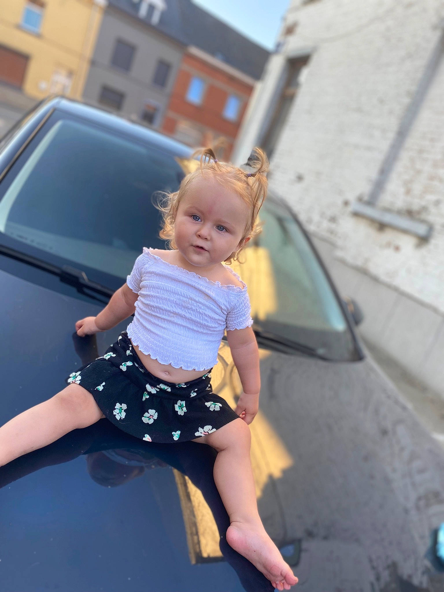 Irina participe au concours pour gagner de l'argent avec cette photo : automotive_design, automotive_exterior, automotive_lighting, automotive_window_part, bumper, car, electric_blue, finger, glass, happy, hood, leisure, motor_vehicle, person, tints_and_shades, toddler, vehicle, vehicle_door, waist, windscreen_wiper