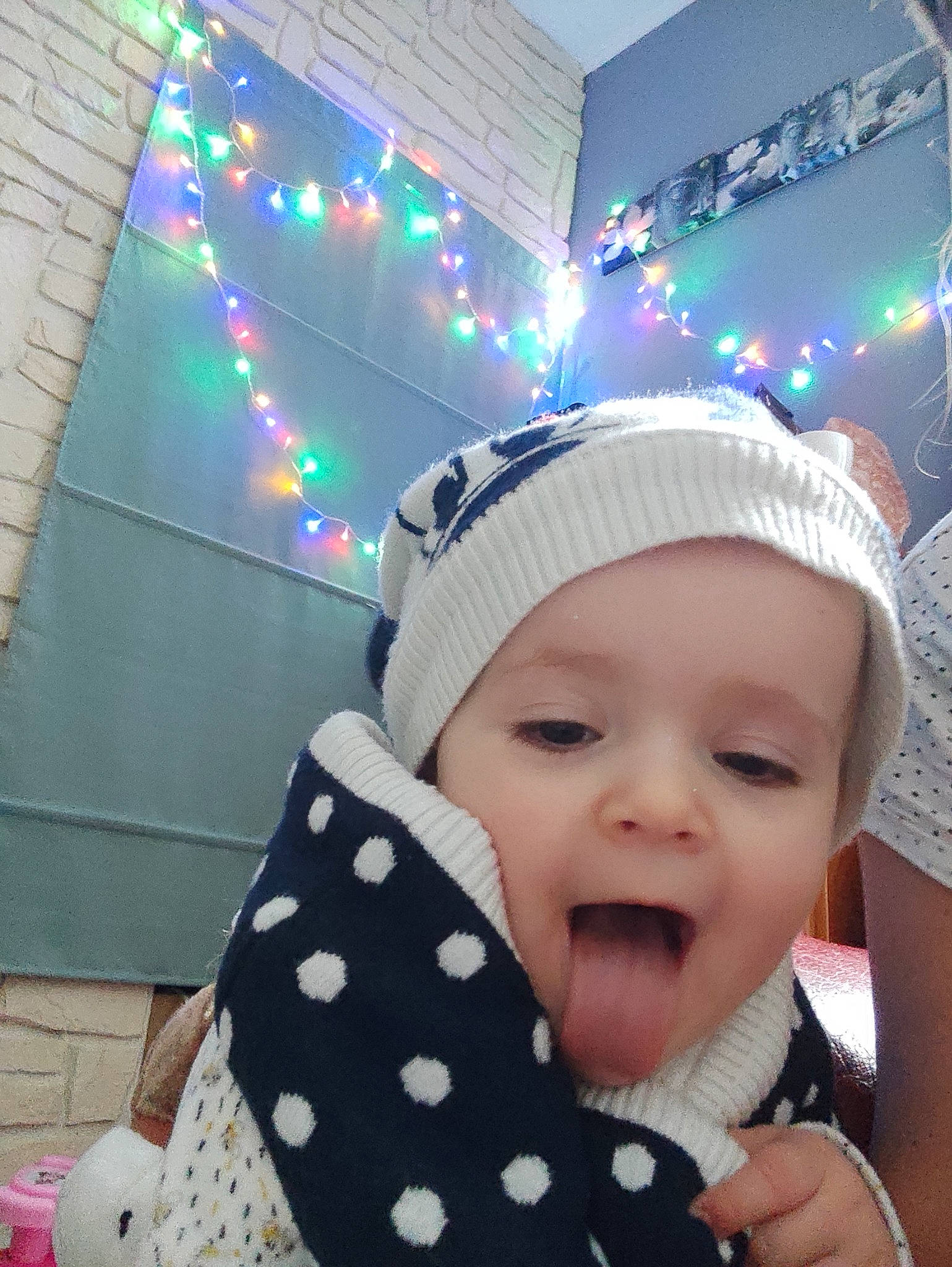 Myla a rejoint le concours — aidez-le/la à gagner de superbes lots ! baby, baby_toddler_clothing, cap, costume_hat, event, finger, fun, happy, headgear, headwear, light, magenta, pattern, person, photograph, pink, purple, sleeve, smile, snapshot