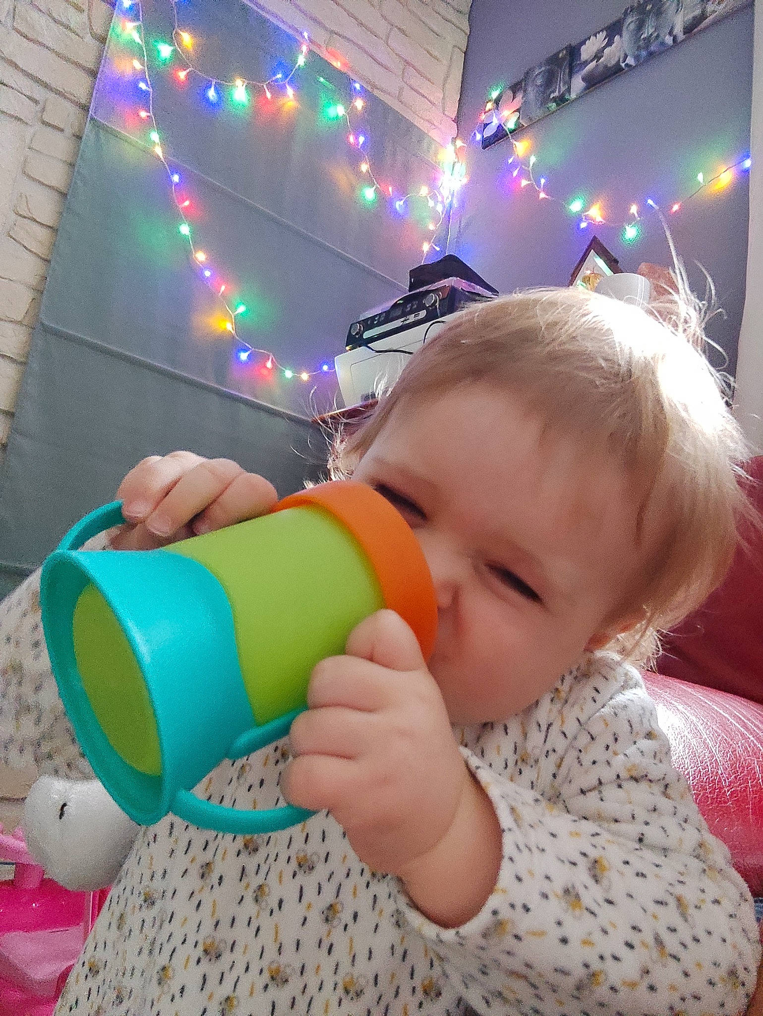 Myla participe au concours pour gagner de l'argent avec cette photo : baby, baby_toddler_clothing, beauty, child, drinking, drinkware, event, fun, happy, holiday, light, lighting, magenta, party_supply, person, plastic, play, toddler, white